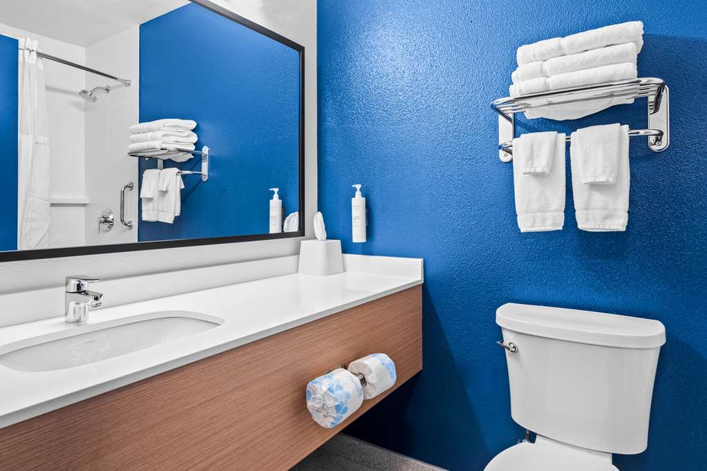 SPARK BY HILTON MODESTO-guestroom-Guest Room,Bathroom,On-Site.jpg