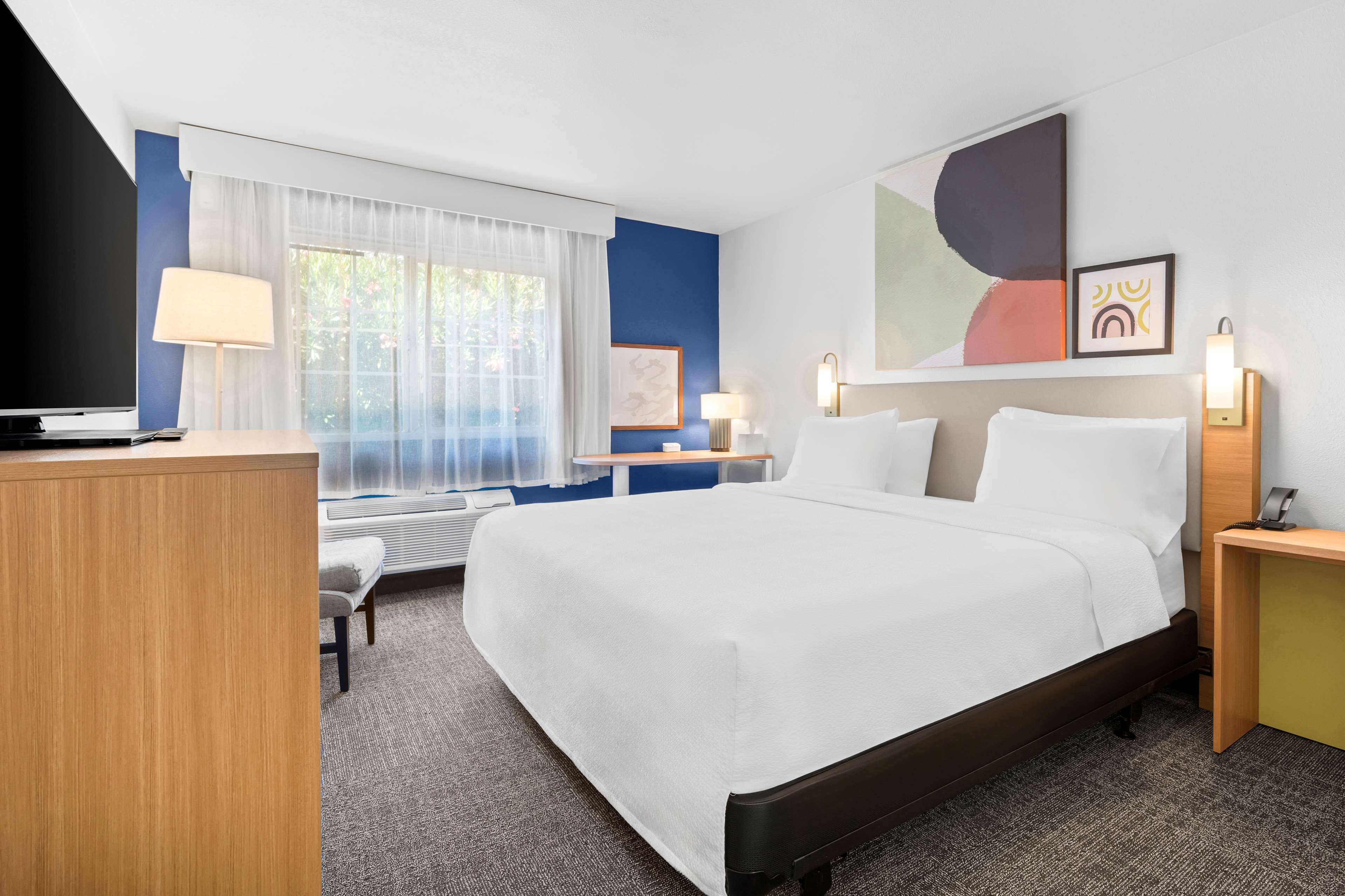 Spark by Hilton Modesto Room Type - 1 KING MOBIL ACCESS RIS