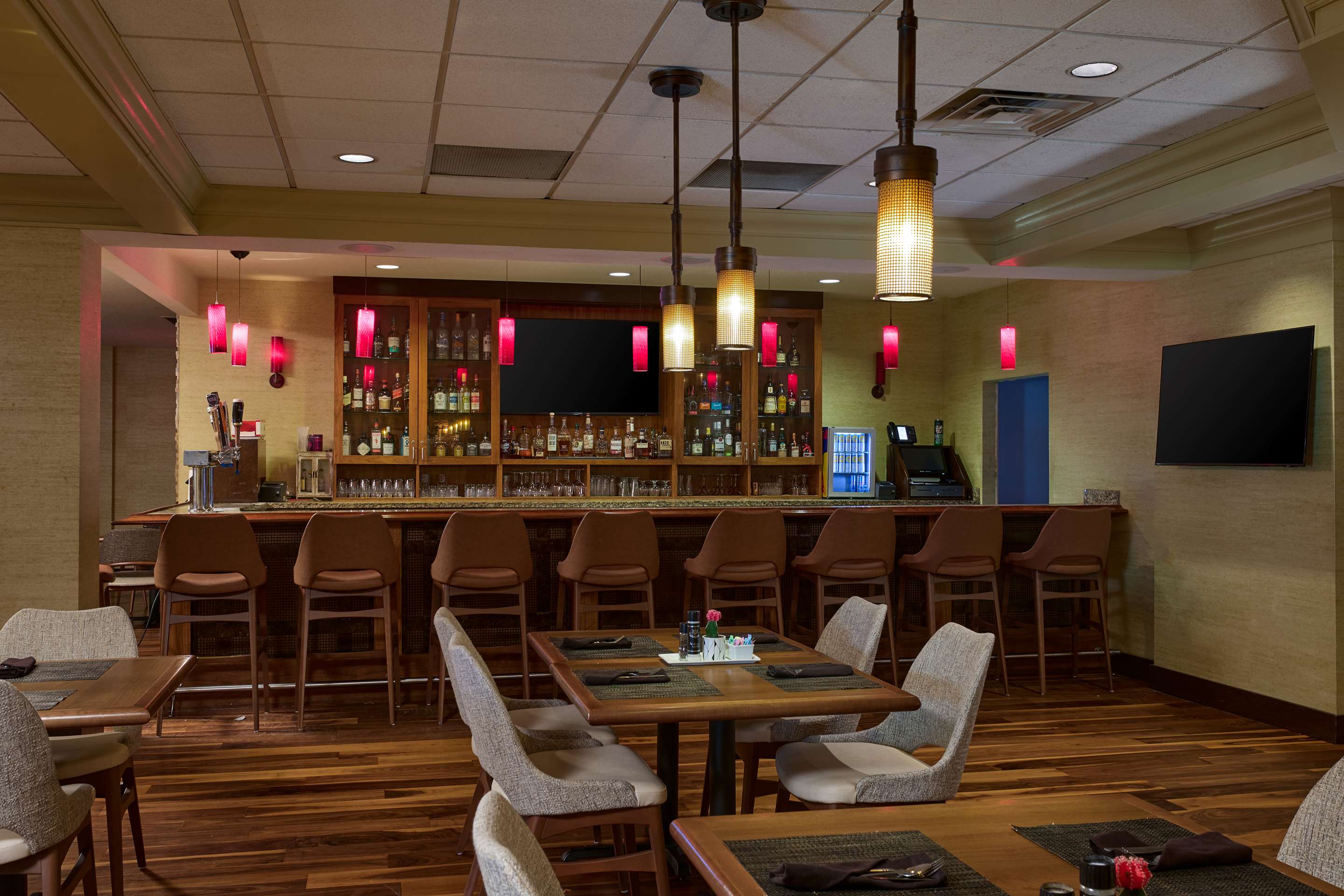 BarLounge | DoubleTree by Hilton Minneapolis Airport, MN