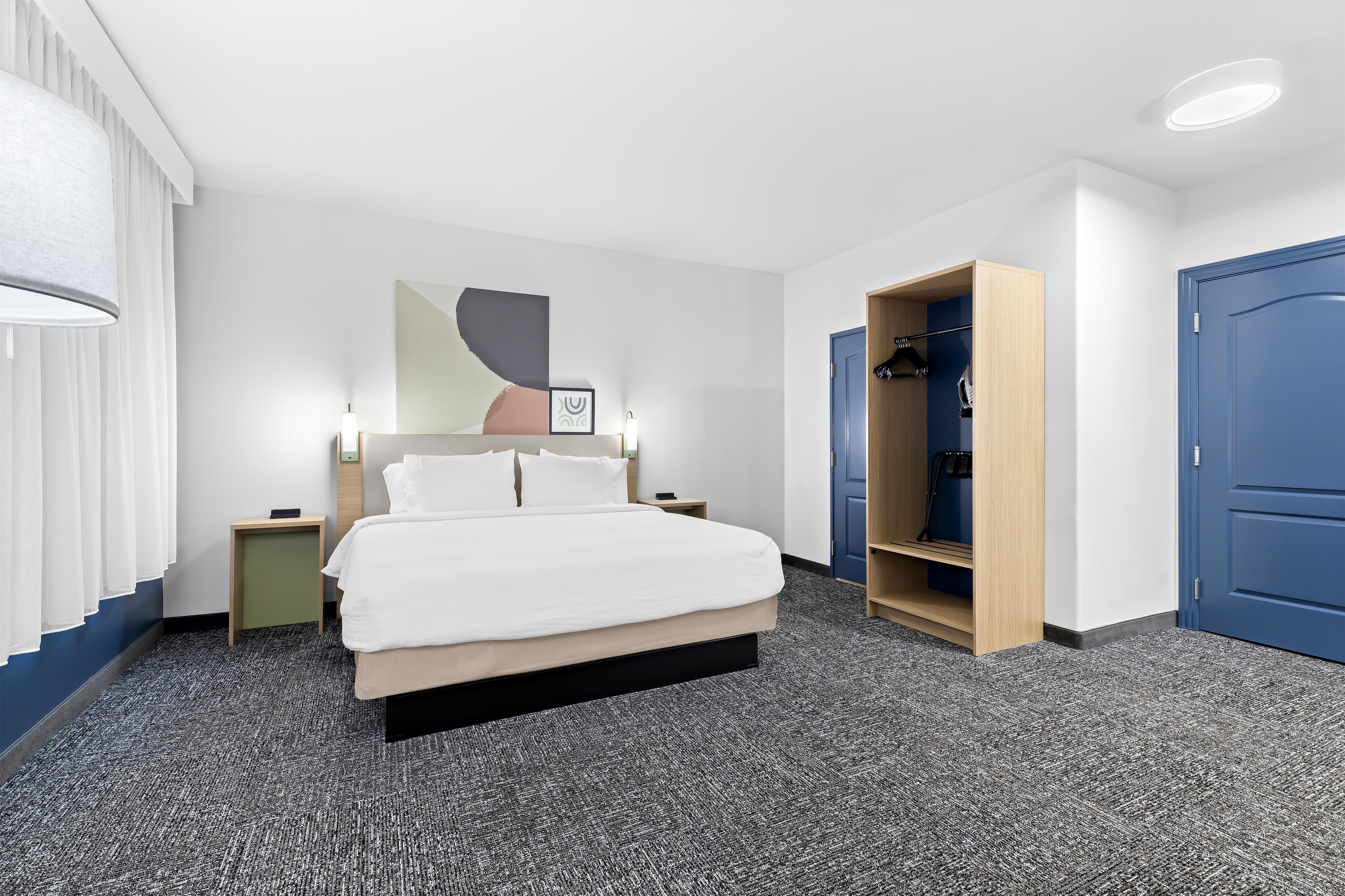 Spark by Hilton Redlands Room Type - 1 KING MOB HEAR ACCESS TUB