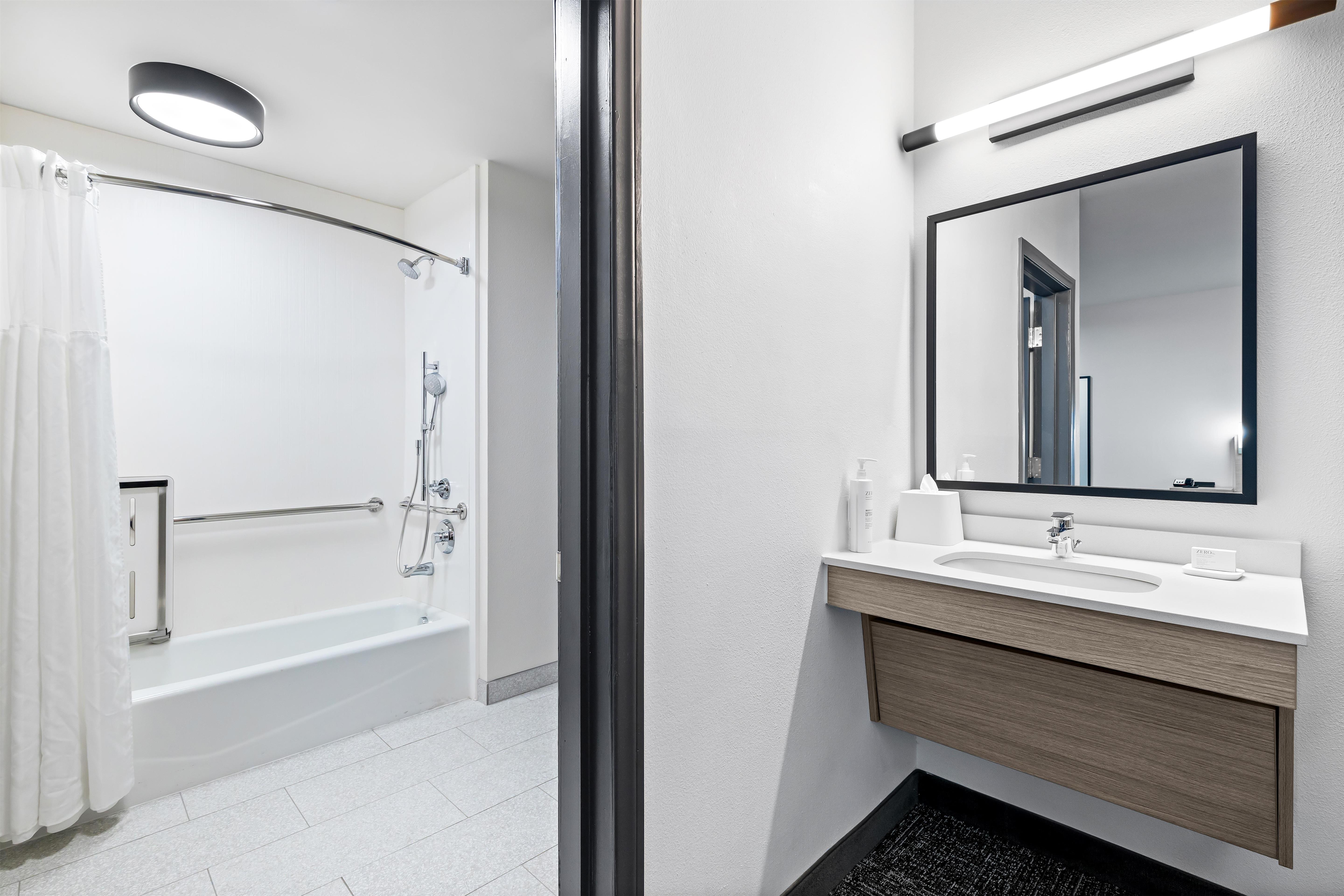 Spark by Hilton Redlands Room Type - 2 QUEEN MOB HEAR ACC TUB