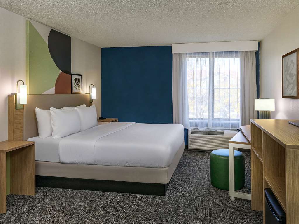 Spark by Hilton Denver International Airport - Tap to explore photos