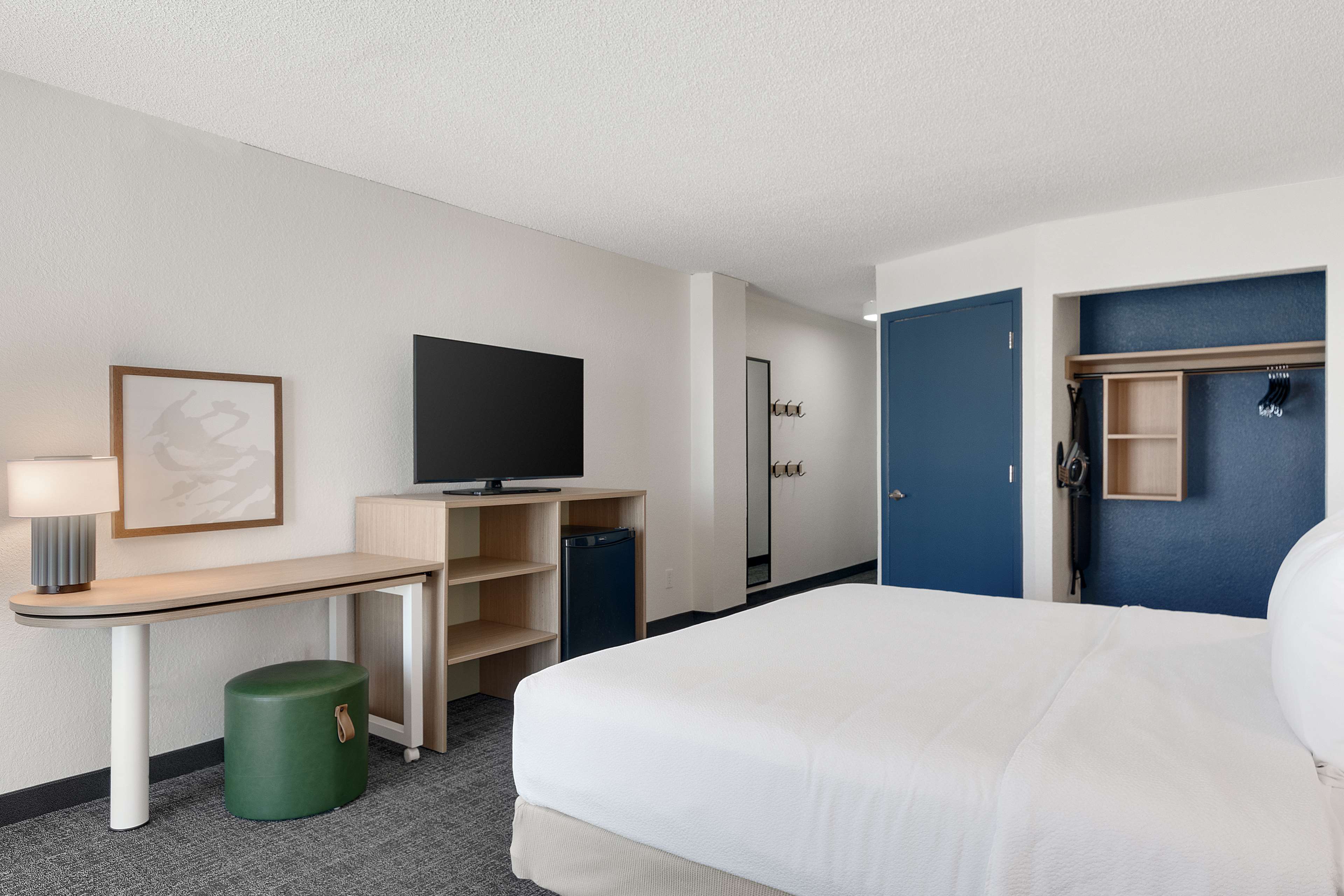 Spark by Hilton Ormond Beach Oceanfront Room Type - 1 KING BED MOB ACCESS TUB