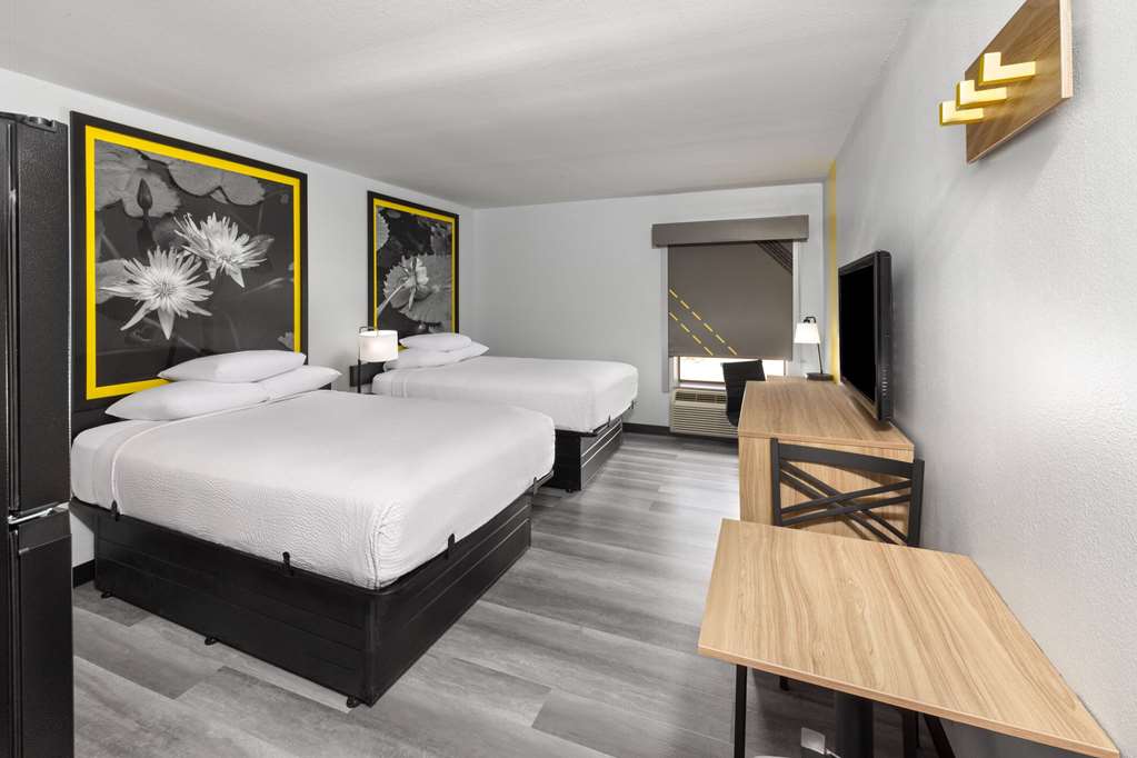 Super 8 by Wyndham Alexandria LA - Tap to explore photos