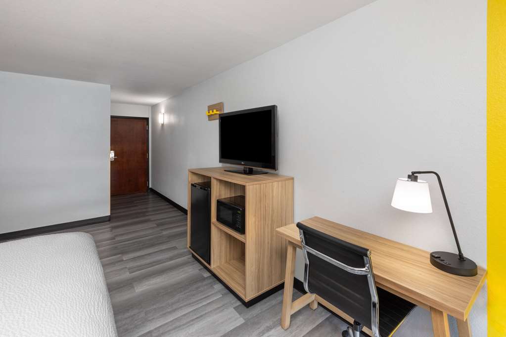 SUPER 8 BY WYNDHAM ALEXANDRIA LA-guestroom-Guest Room,On-Site.jpg