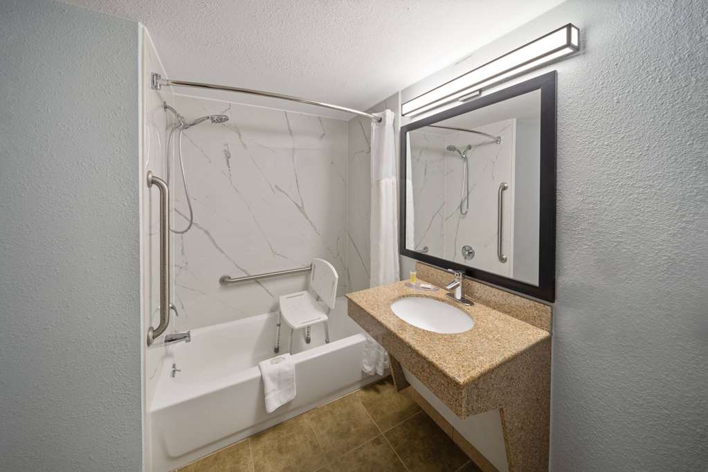 SUPER 8 BY WYNDHAM ALEXANDRIA LA-guestroom-Guest Room,Bathroom,Accessibility,On-Site.jpg