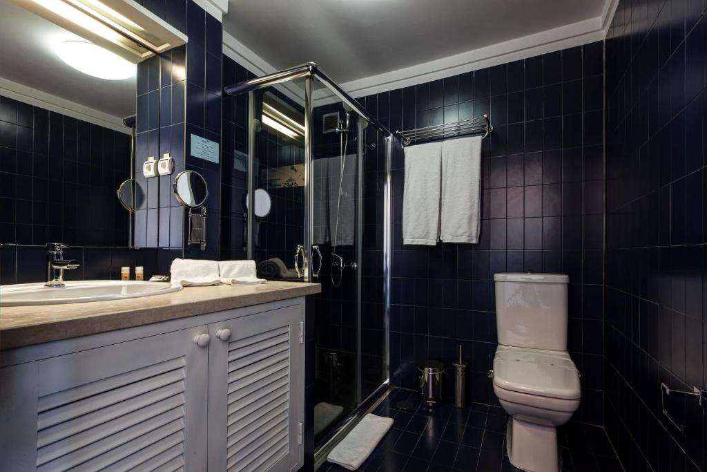 AQUA HOTEL-guestroom-Guest Room,Bathroom,On-Site.jpg
