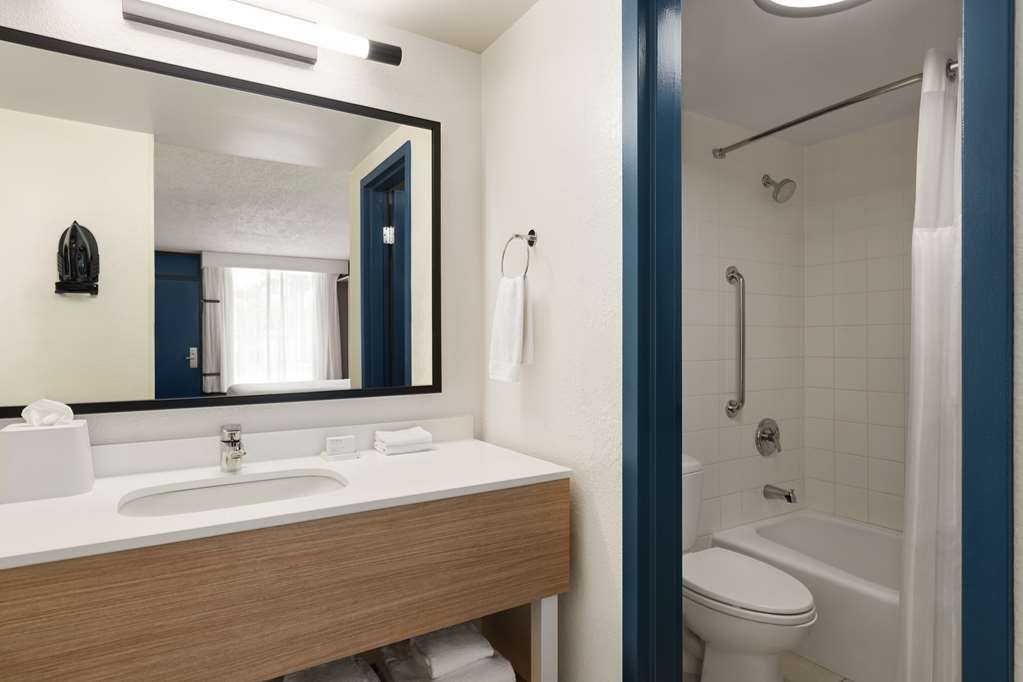 SPARK SARASOTA SIESTA KEY GATEWAY-guestroom-Guest Room,Bathroom,On-Site.jpg
