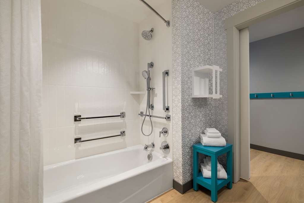 HAMPTON INN AND SUITES MAUI-guestroom-Guest Room,Bathroom,On-Site.jpg