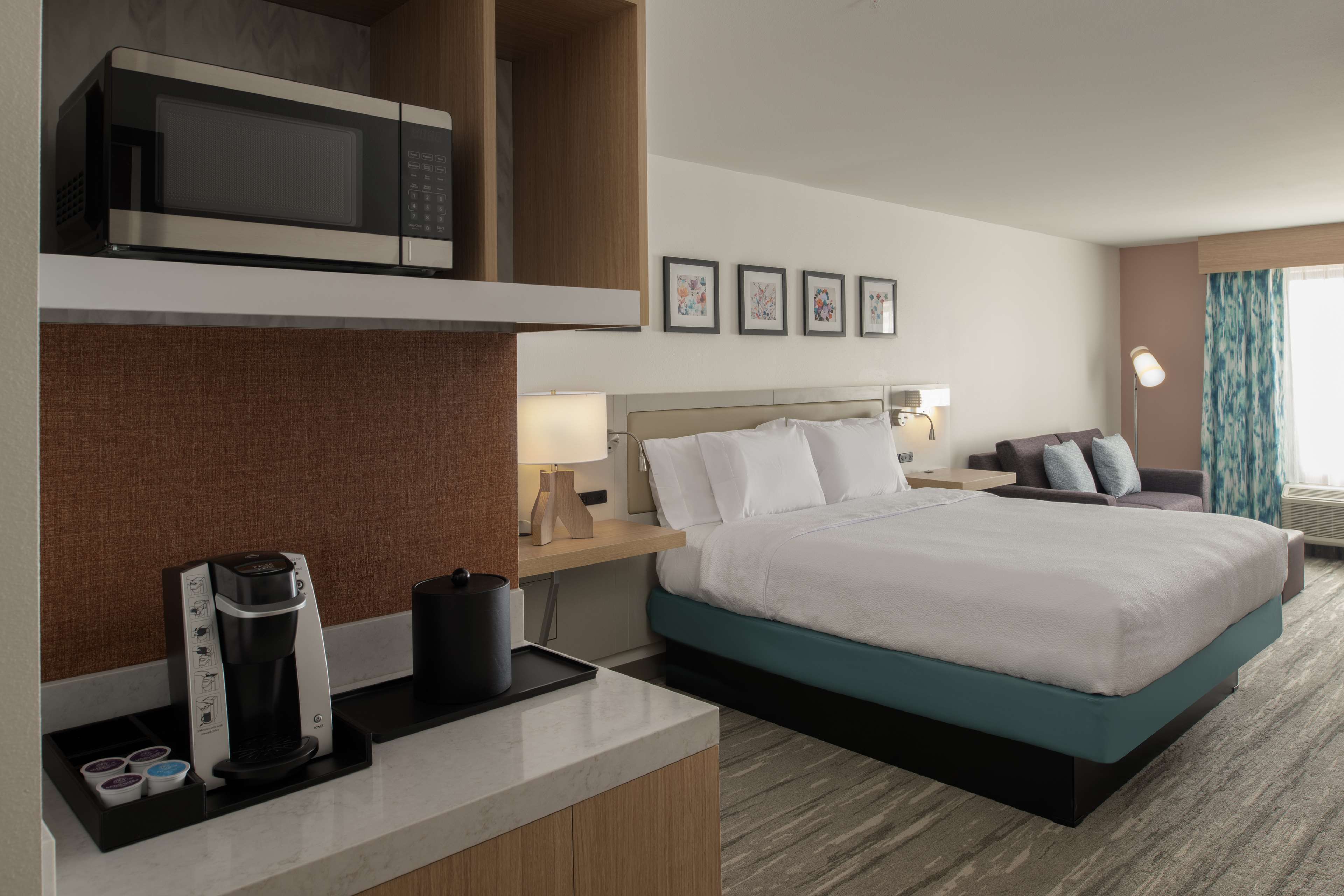 Hilton Garden Inn Tacoma Downtown Room Type - 1 KING SOFABED HEAR ACC