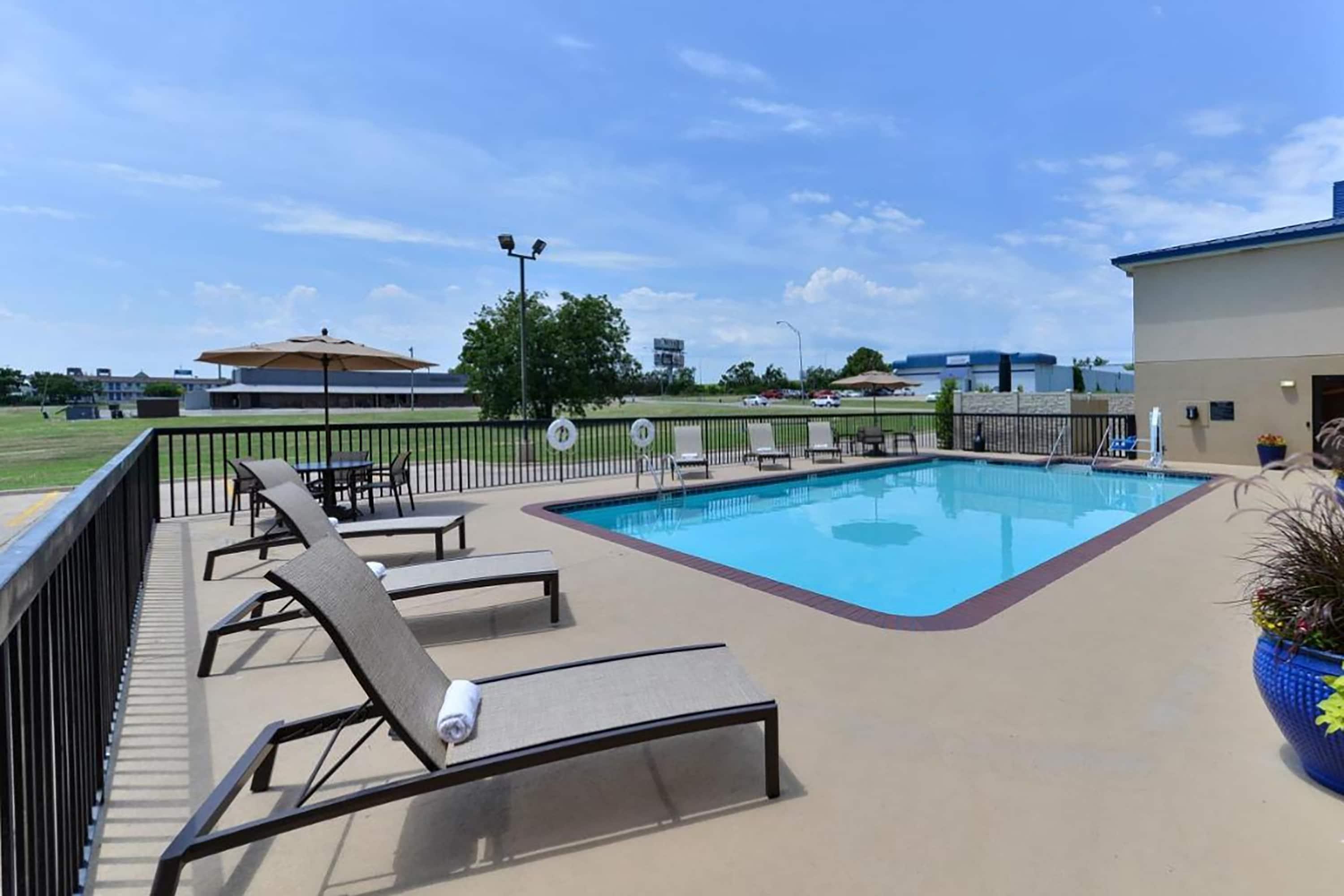 Pool | Baymont by Wyndham Ardmore I-35
