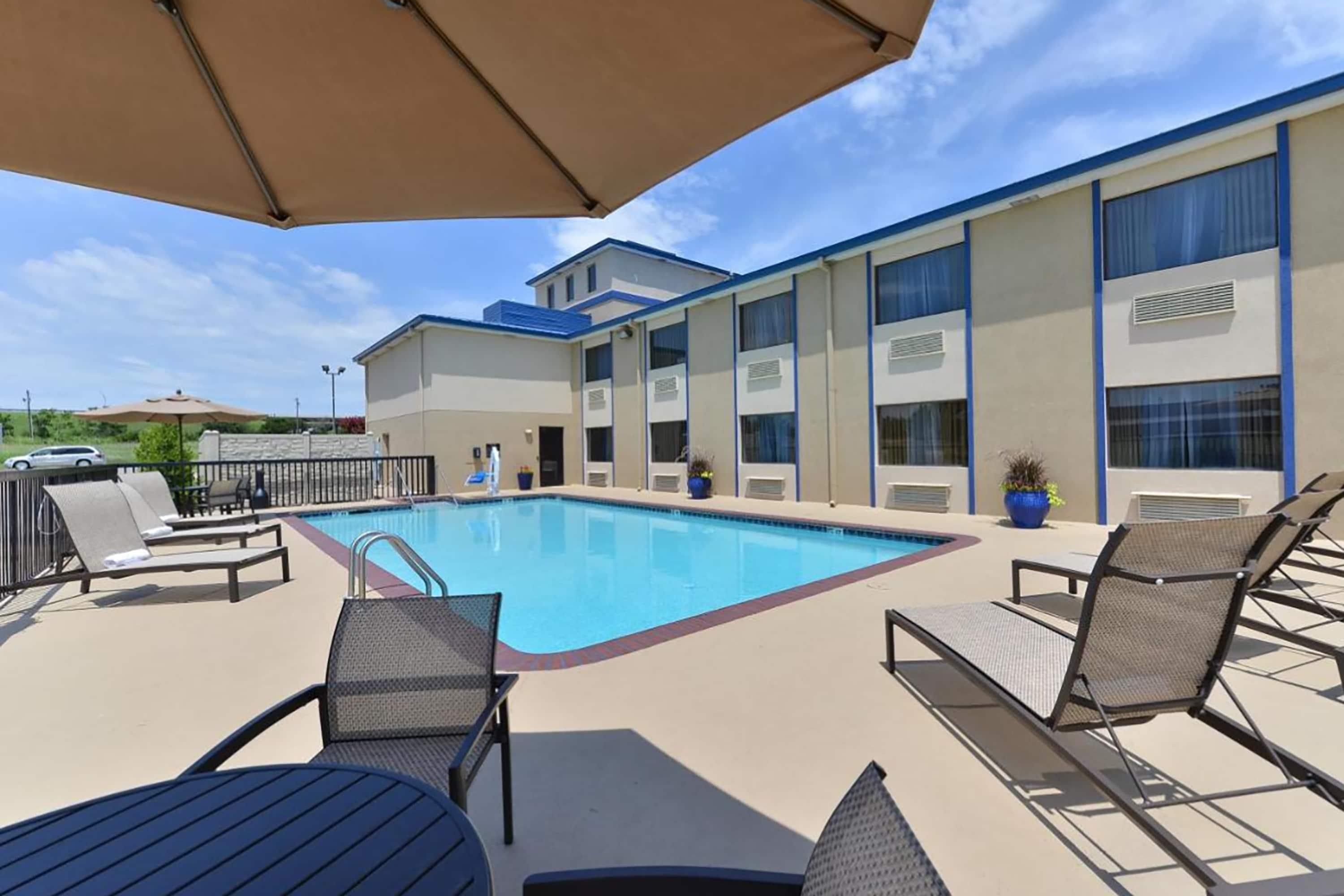 Pool | Baymont by Wyndham Ardmore I-35
