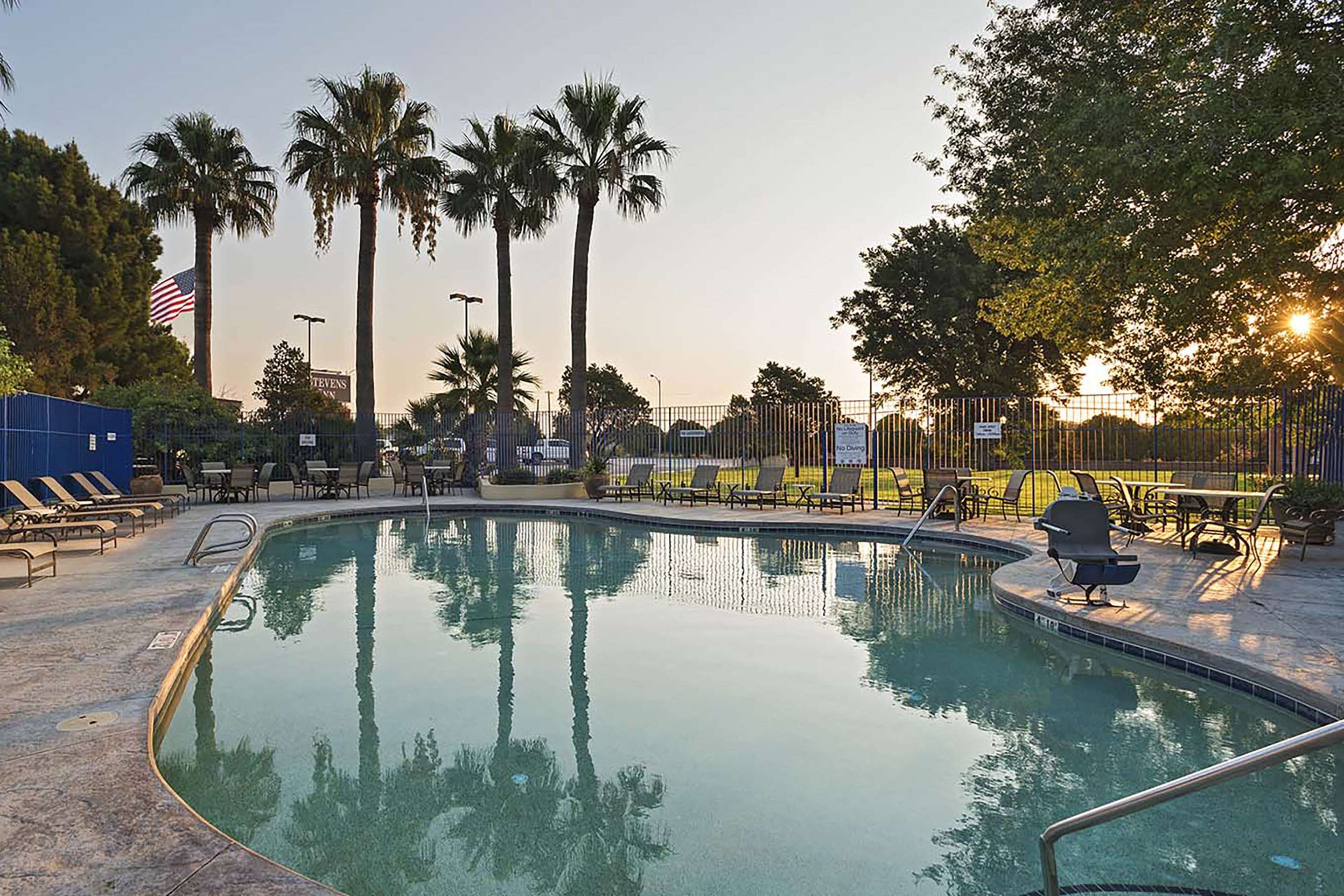 Pool | Stevens Inn a Howard Johnson by Wyndham