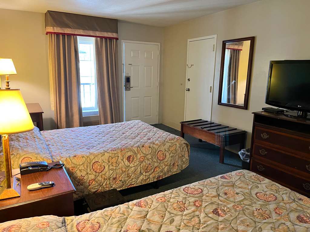 MOTEL 6 BRACEY VA I85 MECKLENB-guestroom-Guest Room,On-Site.jpg