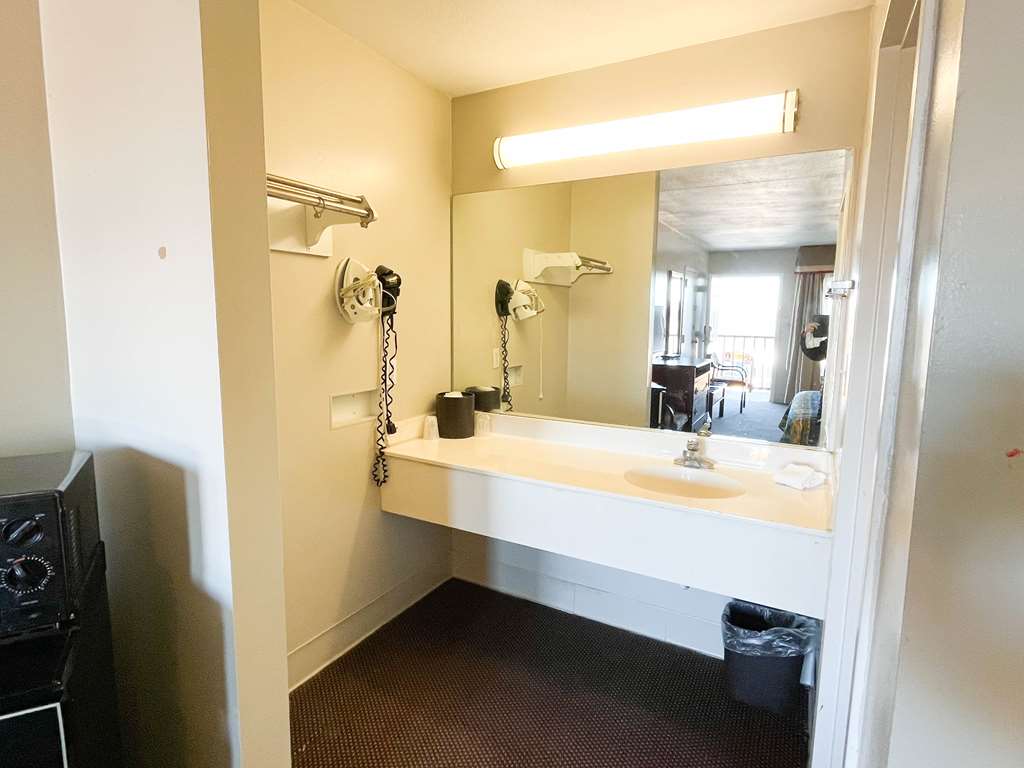MOTEL 6 BRACEY VA I85 MECKLENB-guestroom-Guest Room,Bathroom,On-Site.jpg