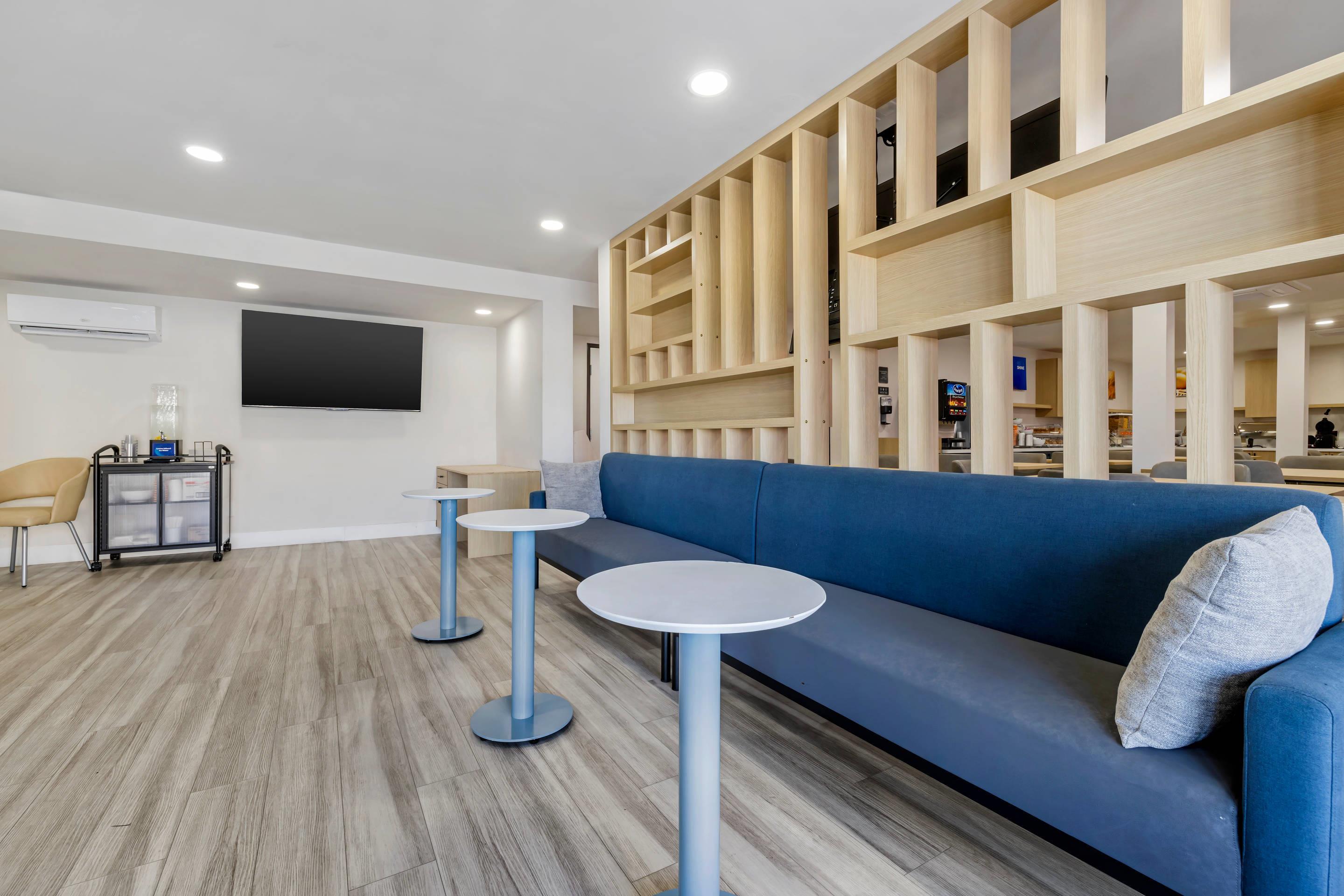 Lobby with sitting area | Comfort Inn Sea World Area