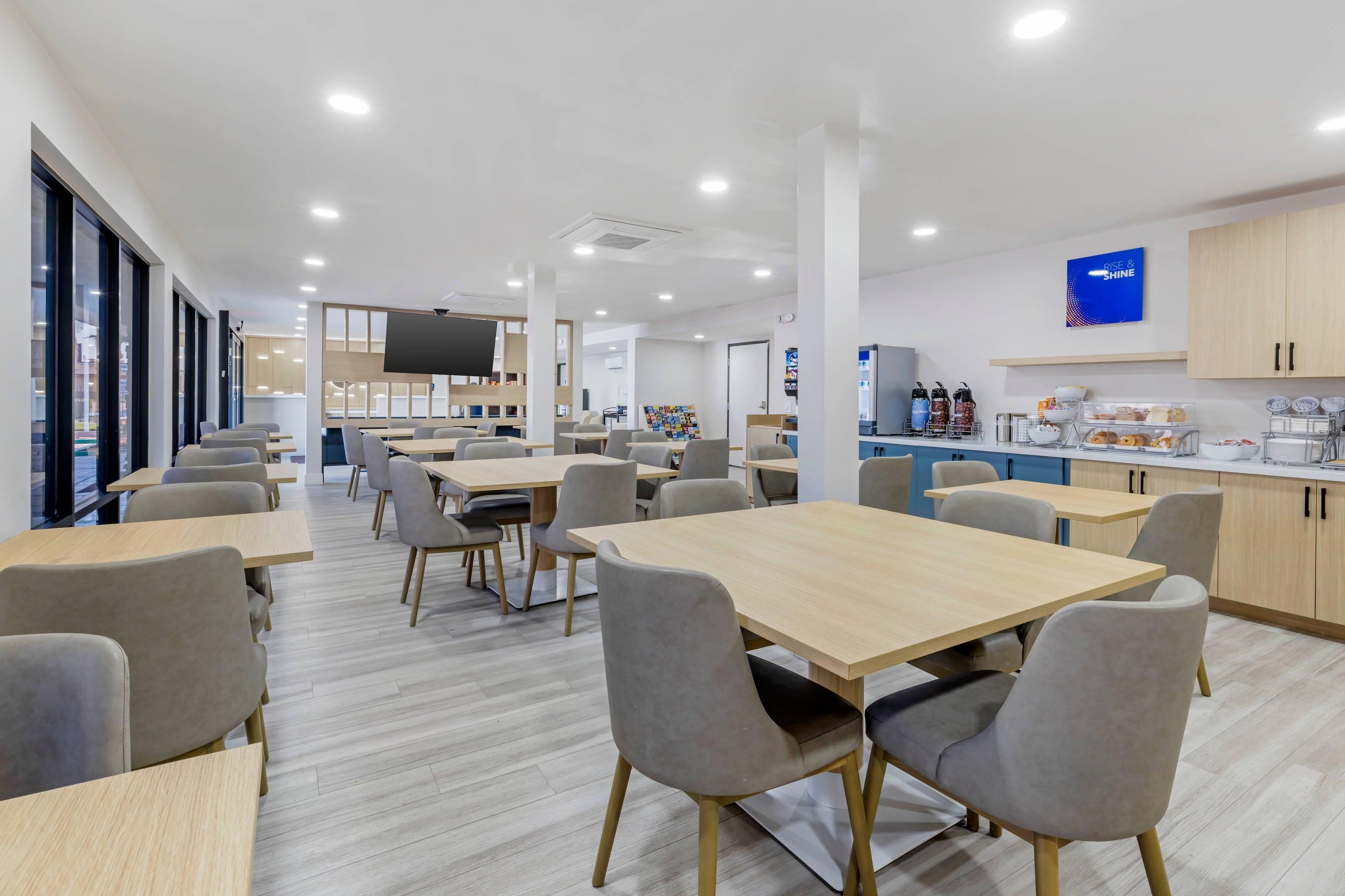Breakfast area | Comfort Inn Sea World Area