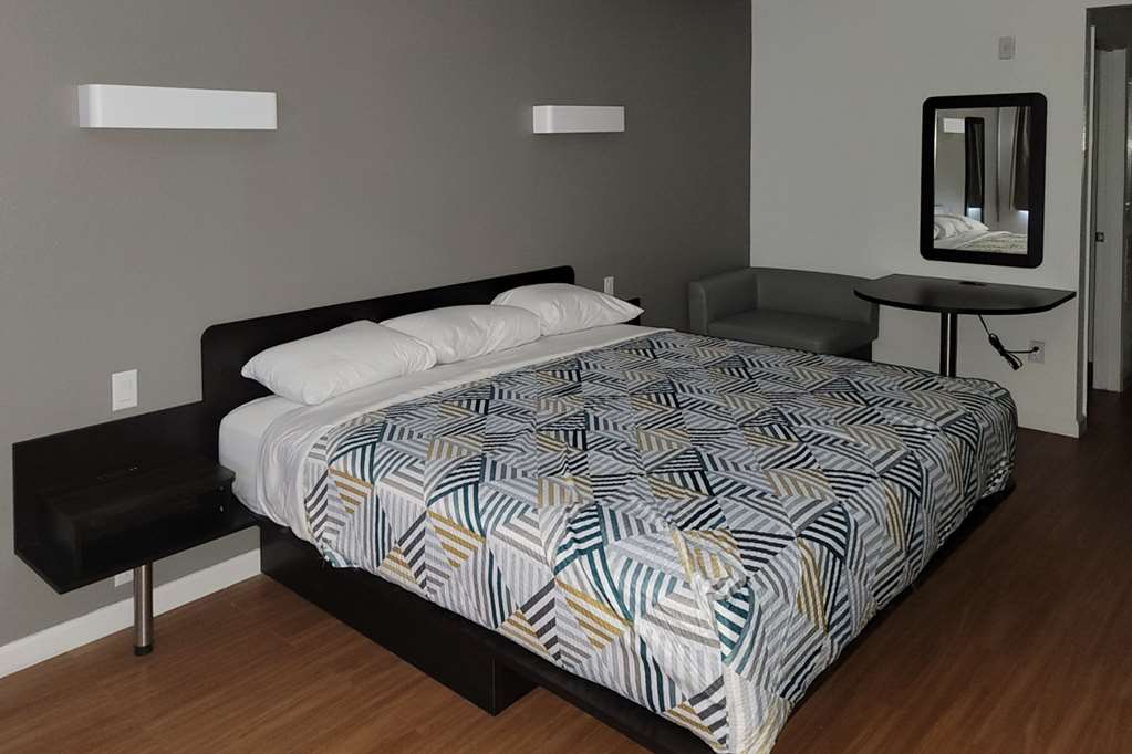 RODEWAY INN AND SUITES THOUSAND PAL-guestroom-Guest Room,On-Site.jpg
