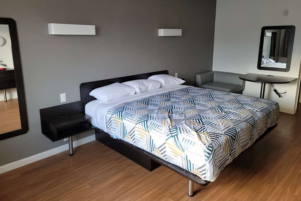 RODEWAY INN AND SUITES THOUSAND PAL-guestroom-Guest Room,Suite,On-Site.jpg