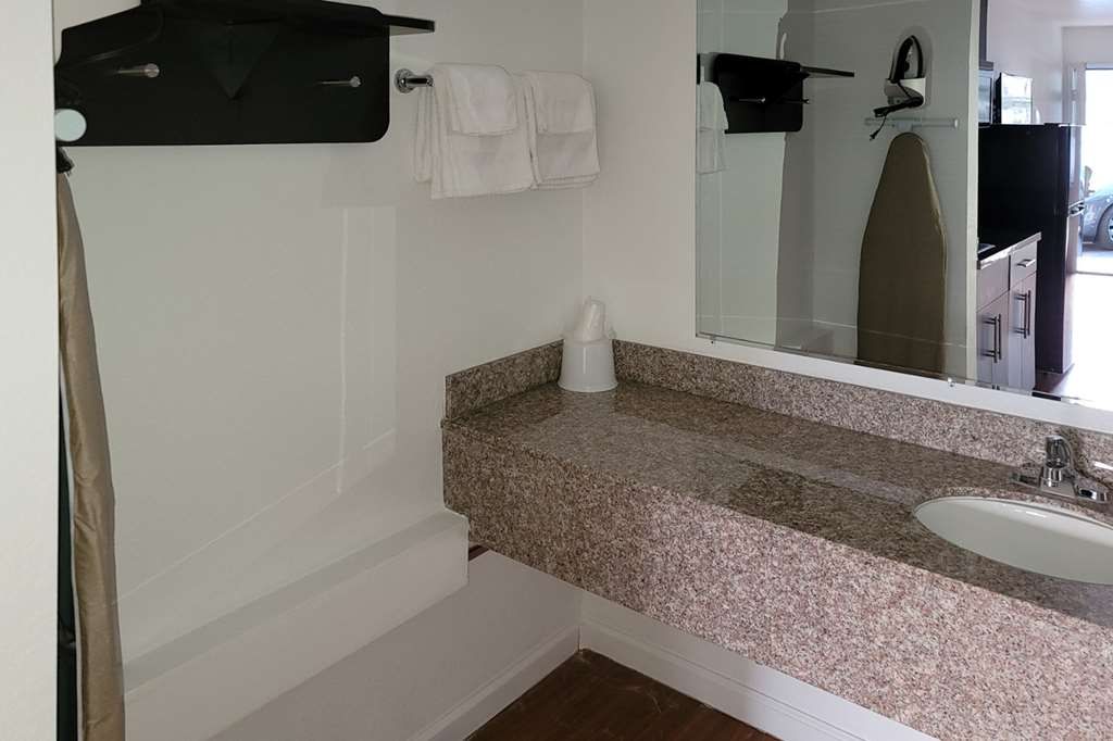 RODEWAY INN AND SUITES THOUSAND PAL-guestroom-Guest Room,Bathroom,On-Site.jpg