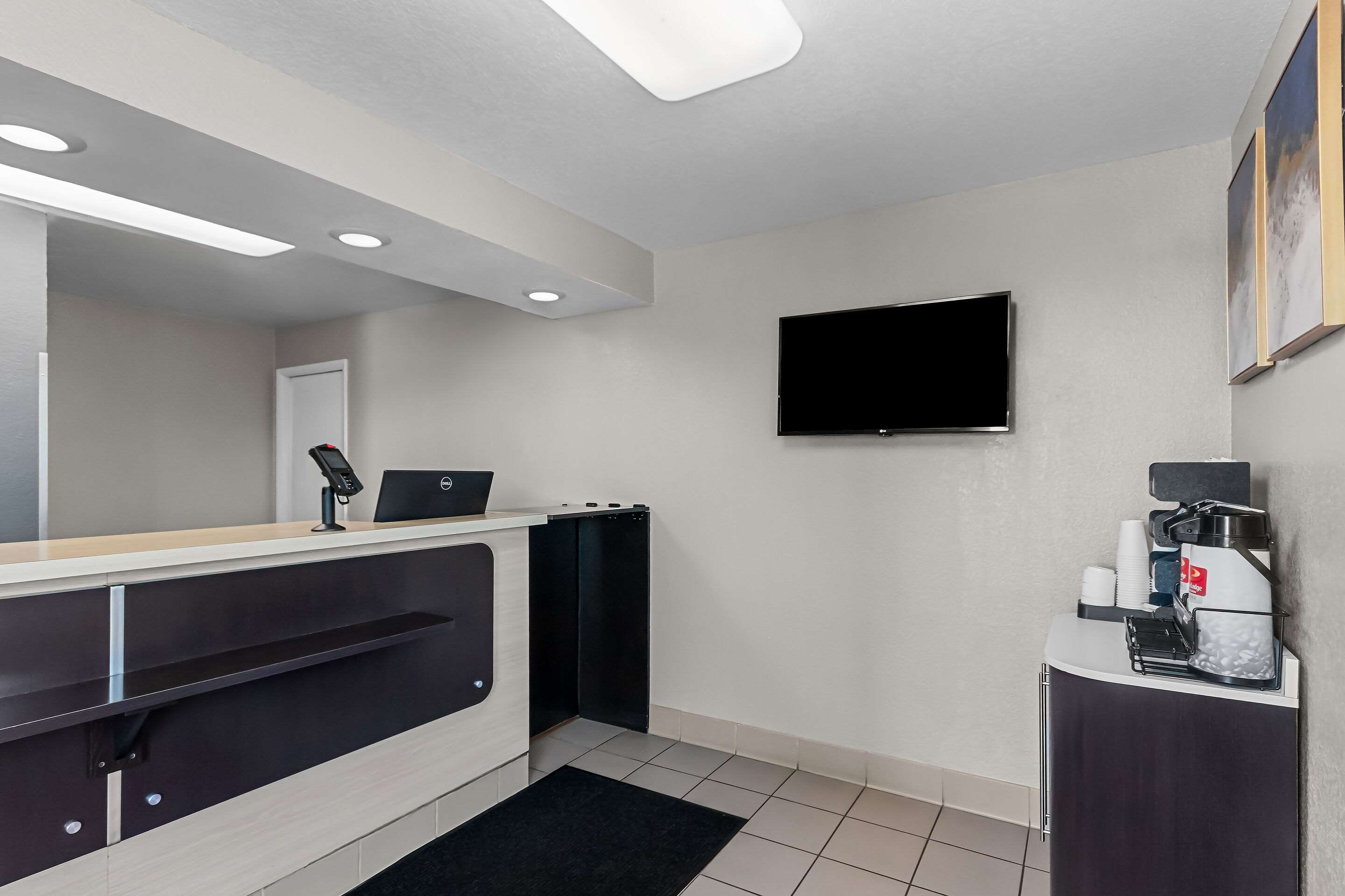 Front desk | Econo Lodge