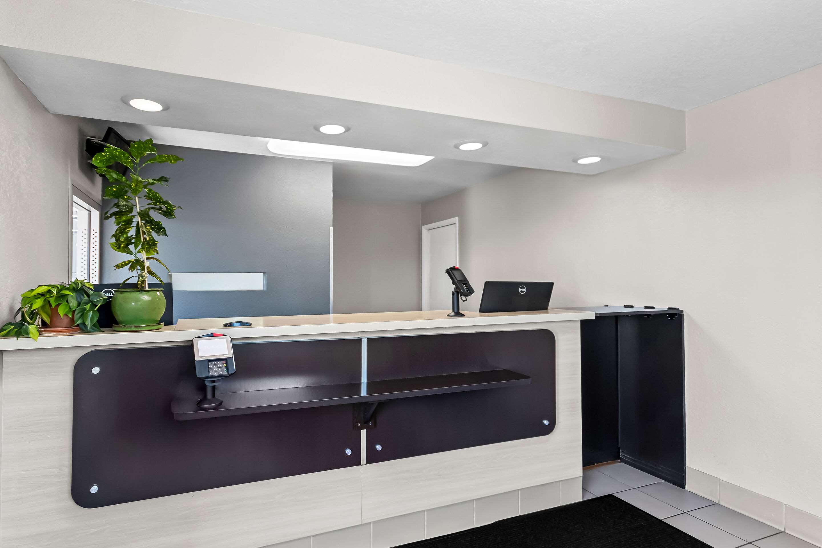 Front desk | Econo Lodge