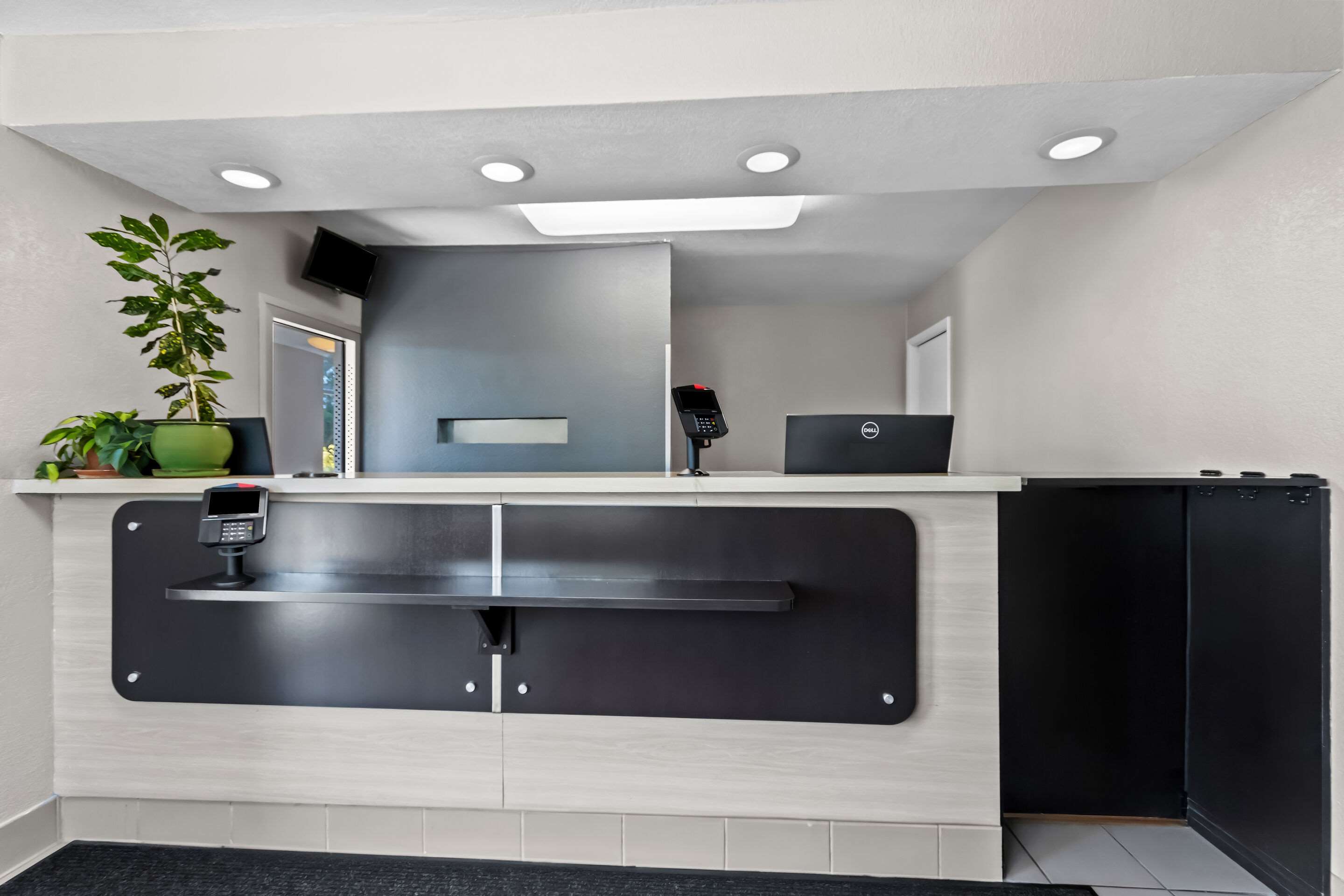 Front desk | Econo Lodge
