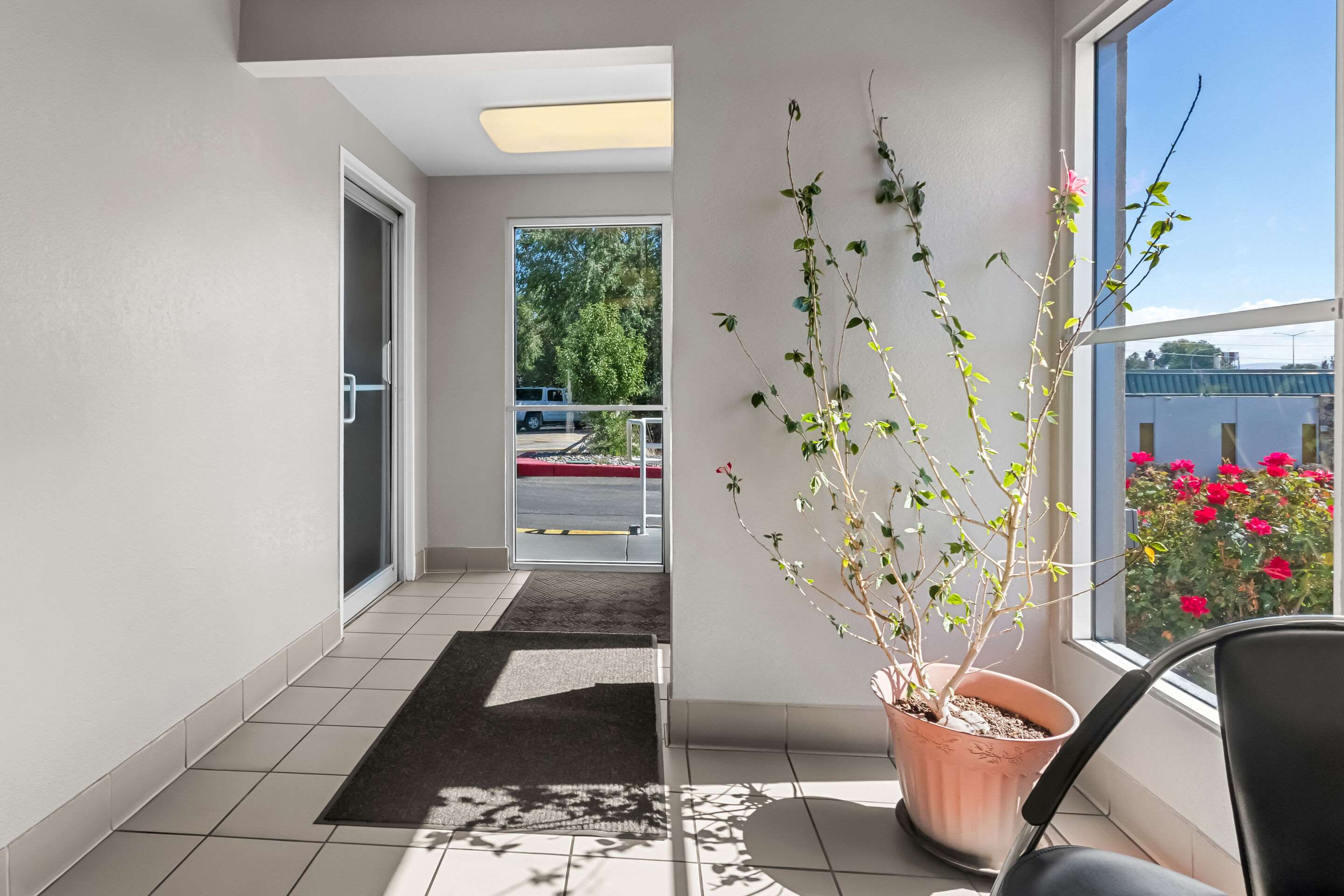 Lobby Entrance | Econo Lodge