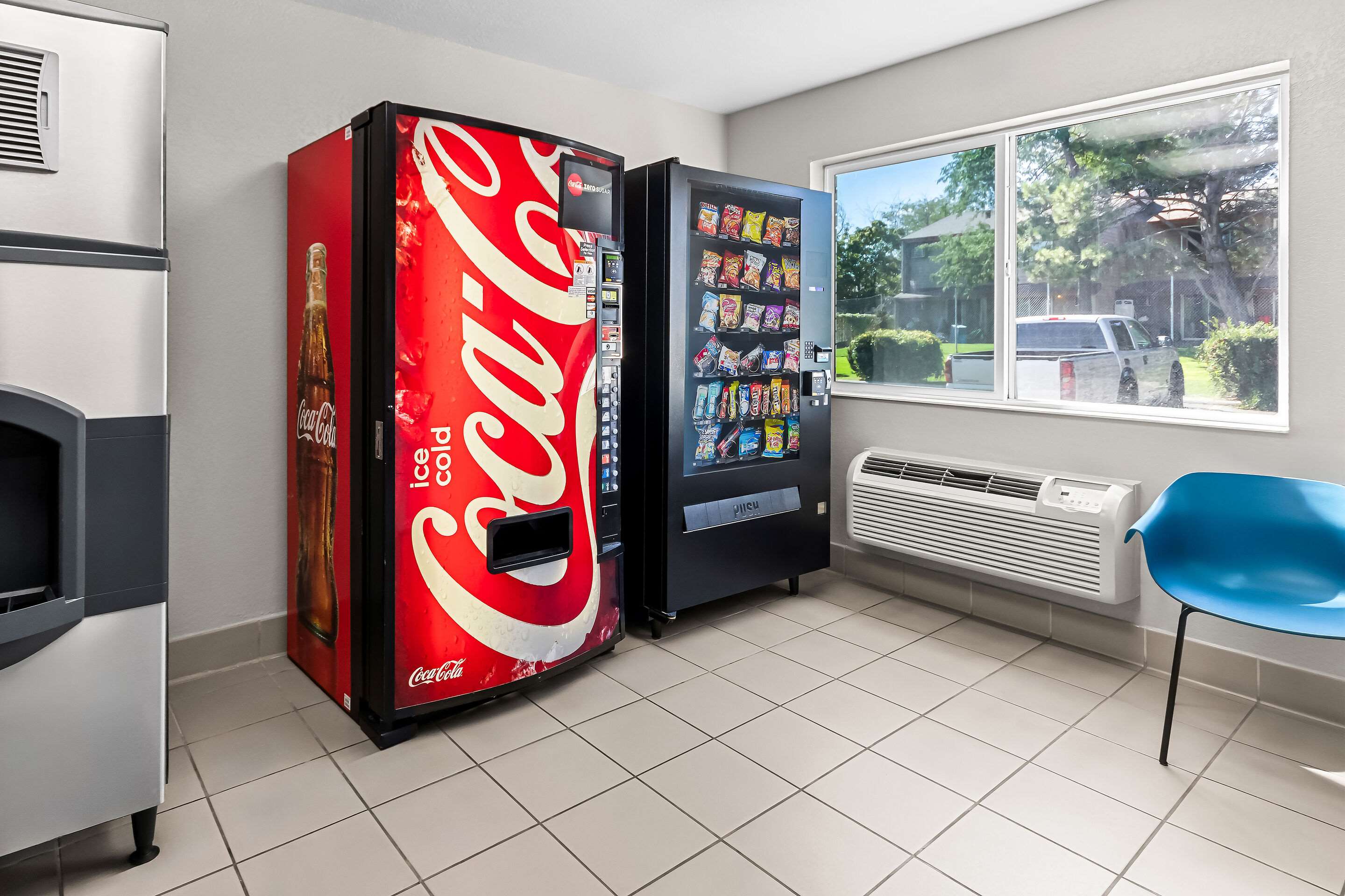 Hotel vending area | Econo Lodge