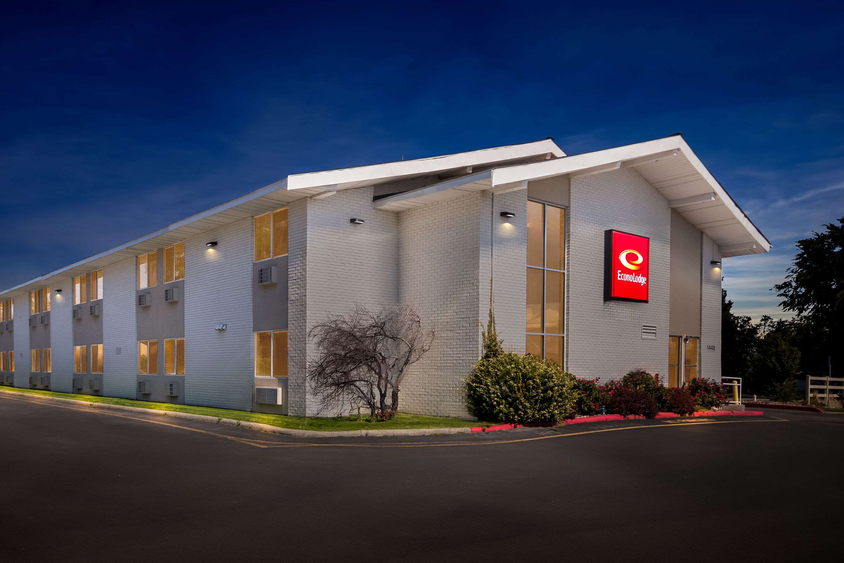 Hotel exterior | Econo Lodge