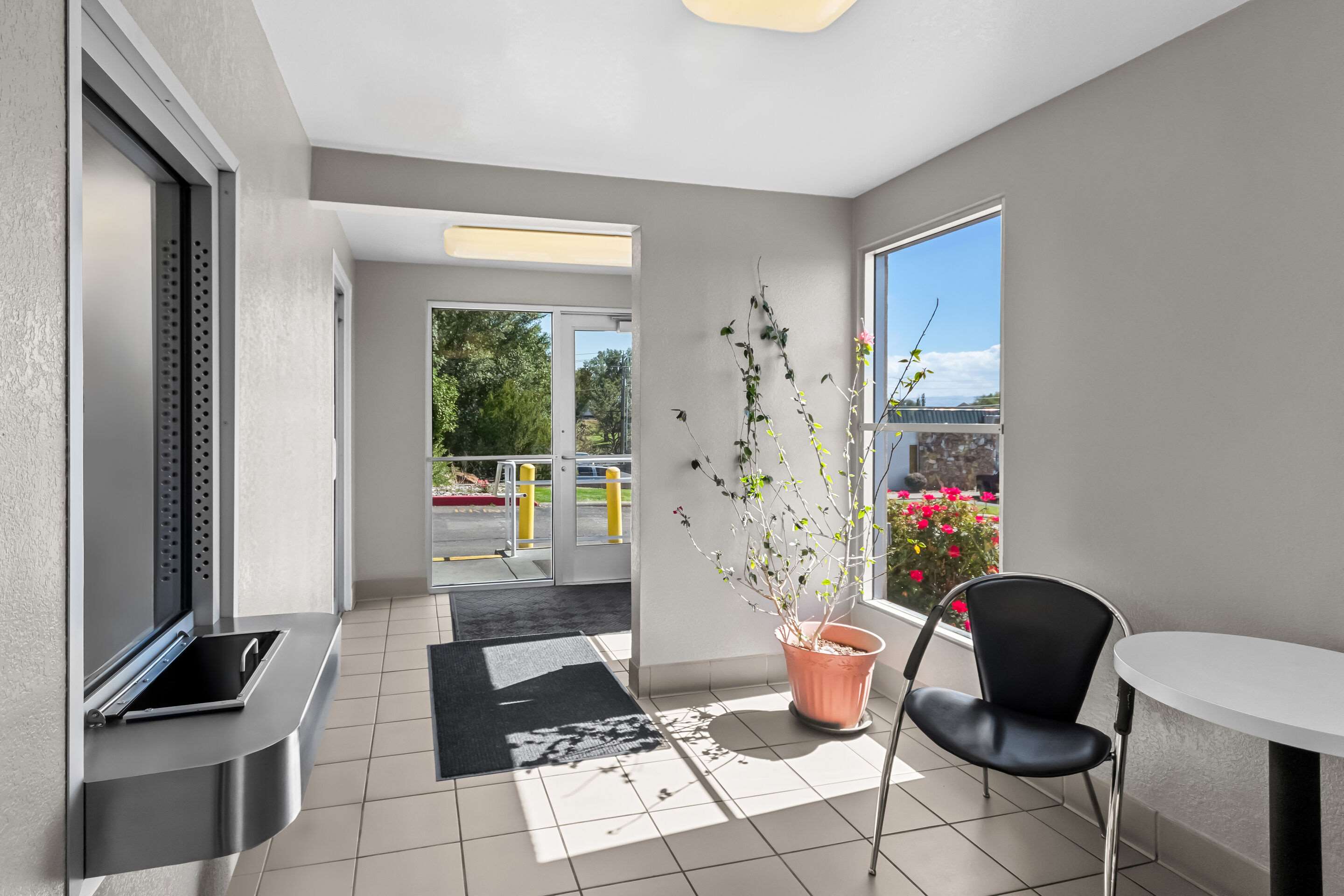 Lobby Entrance | Econo Lodge
