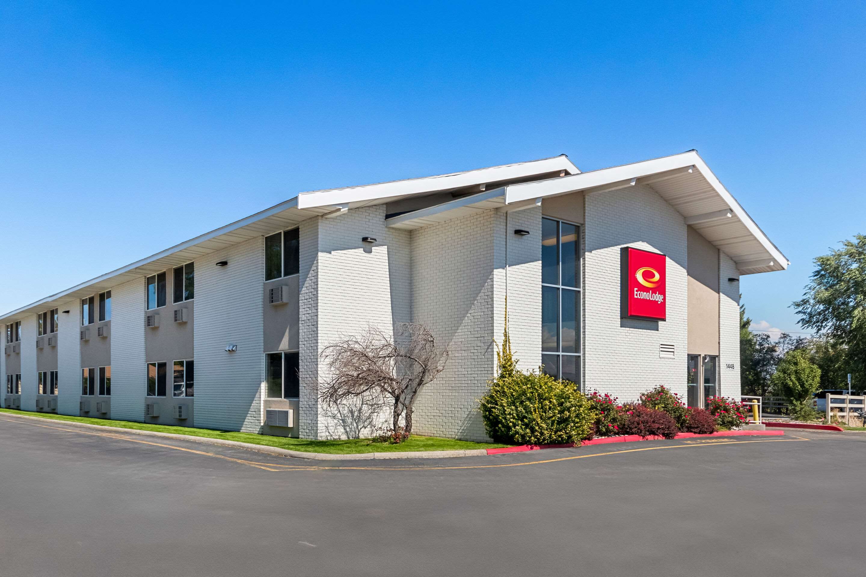 Hotel exterior | Econo Lodge