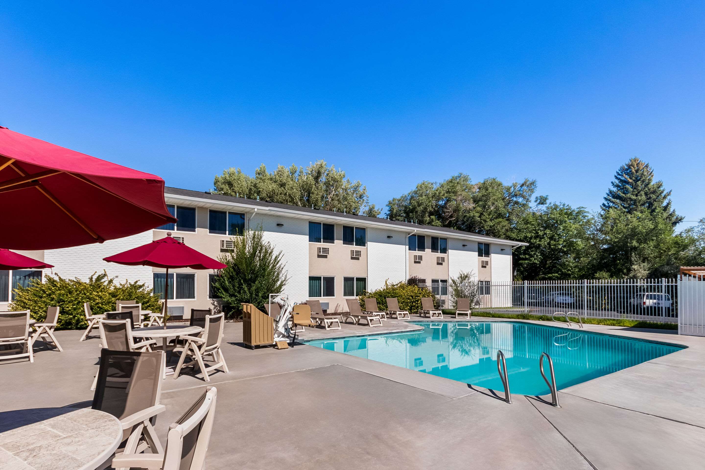 Outdoor pool | Econo Lodge