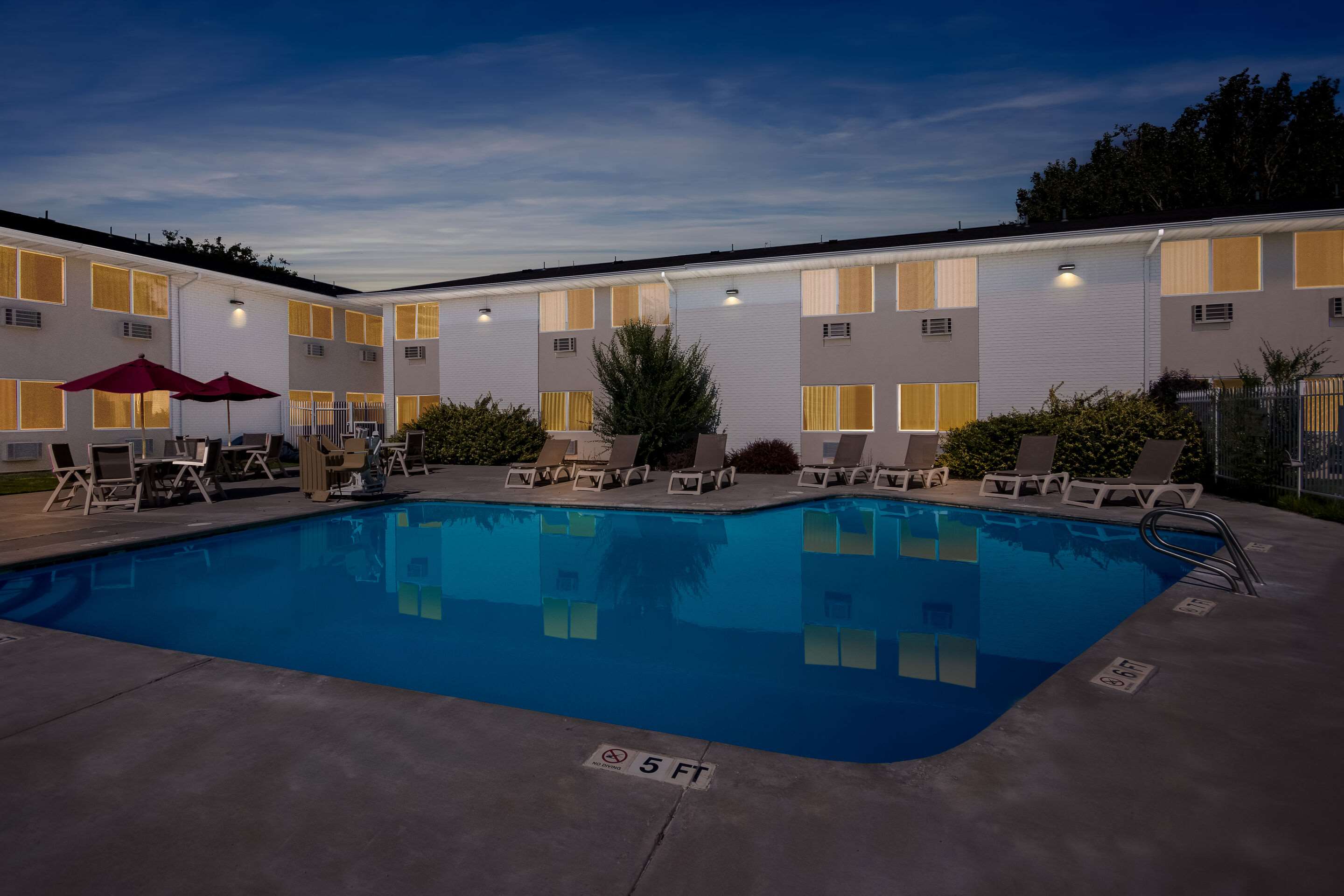 Outdoor pool | Econo Lodge