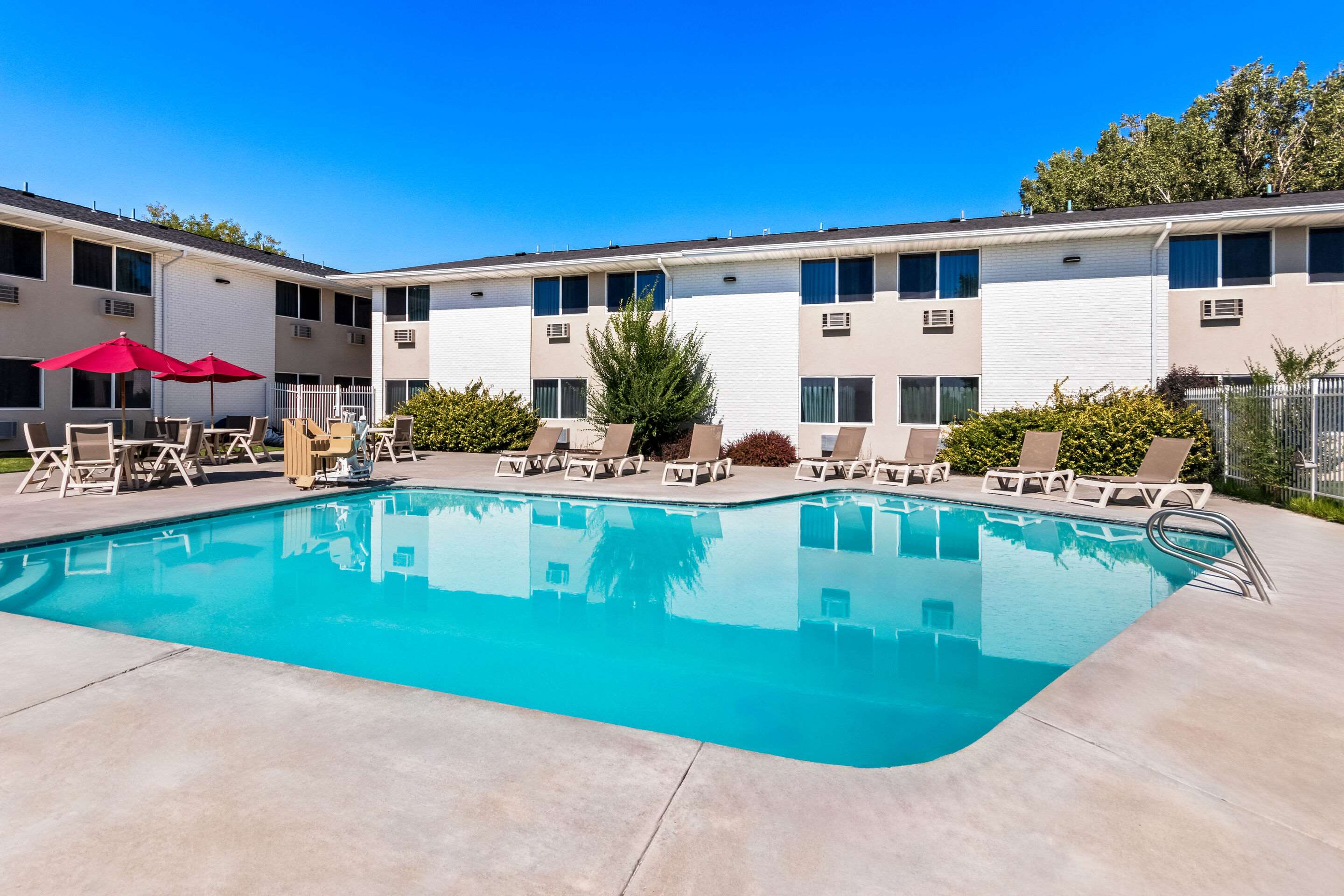 Outdoor pool | Econo Lodge