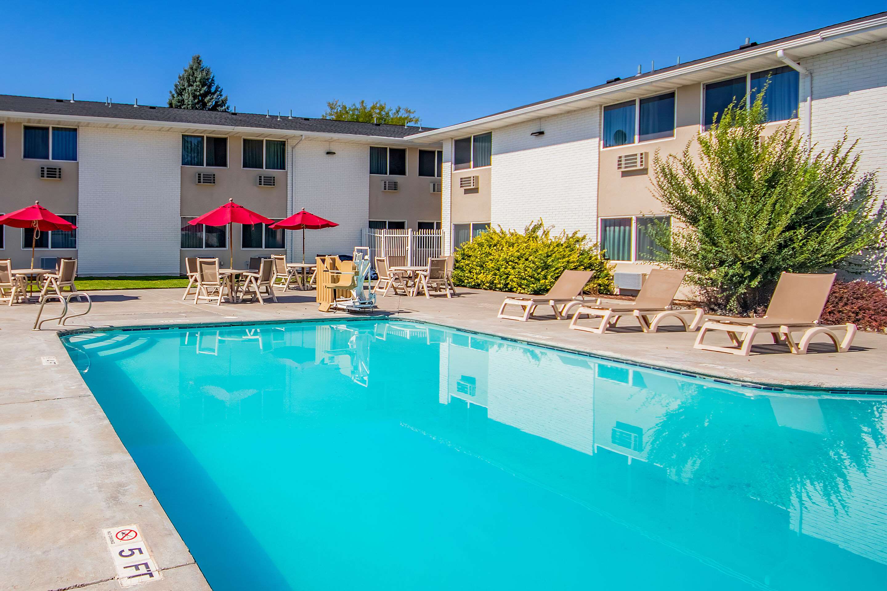 Outdoor pool | Econo Lodge