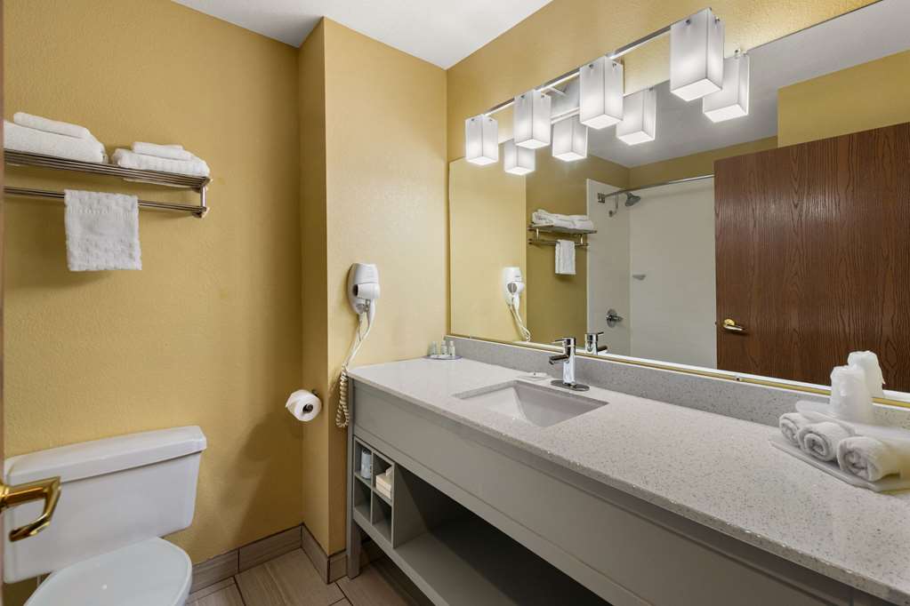 QUALITY INN-guestroom-Guest Room,Bathroom,On-Site.jpg
