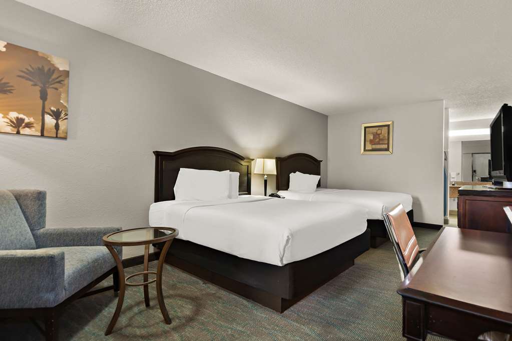 RODEWAY INN LUMBERTON CENTRAL-guestroom-Guest Room,On-Site.jpg