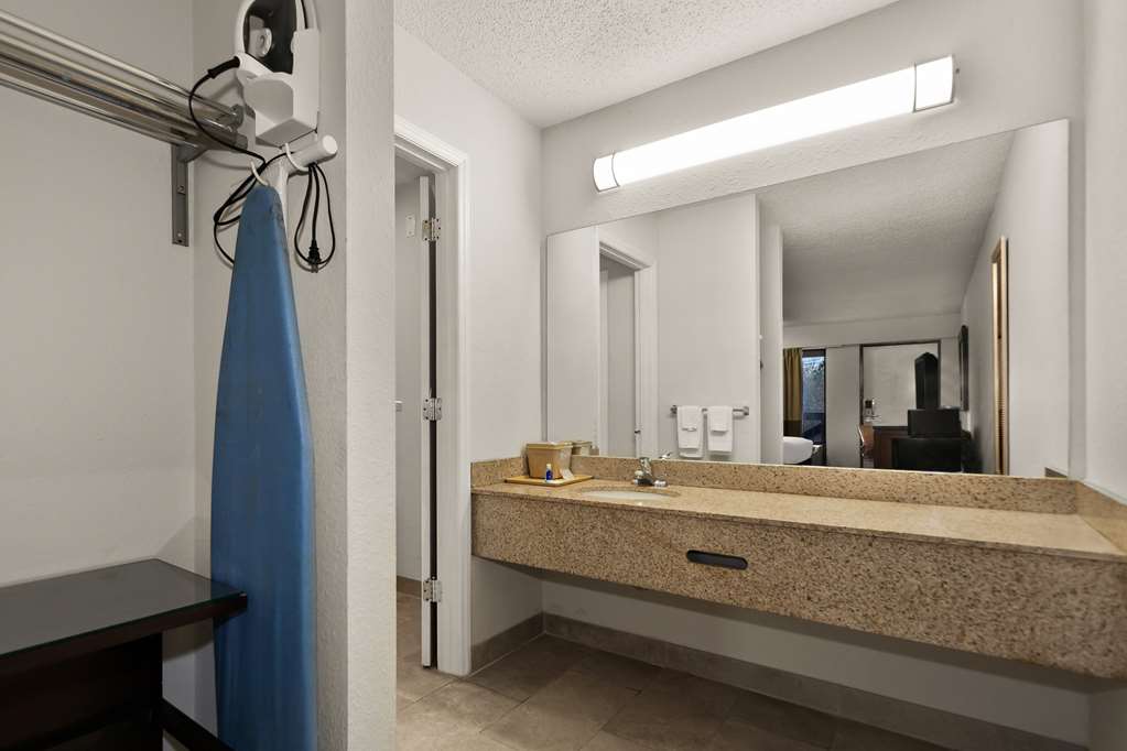 RODEWAY INN LUMBERTON CENTRAL-guestroom-Guest Room,Bathroom,On-Site.jpg