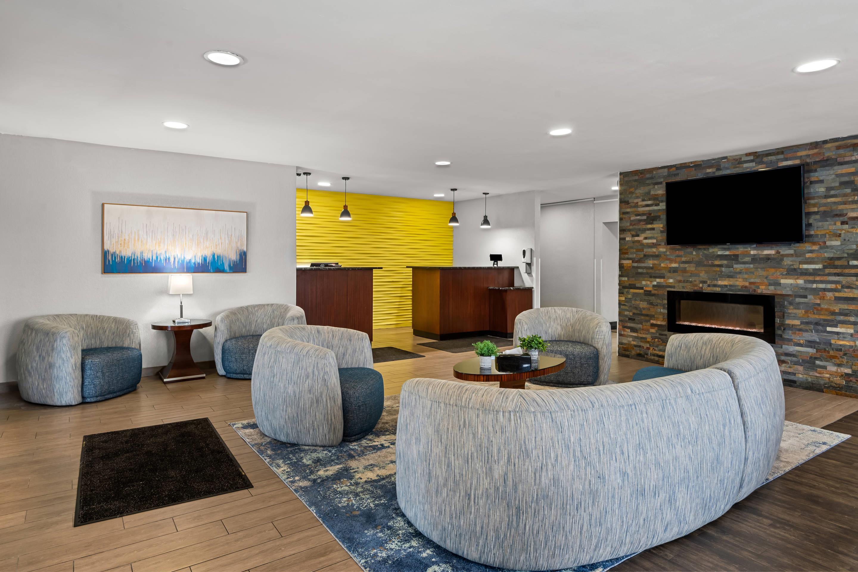 Lobby with sitting area | Hotel Concord Syracuse