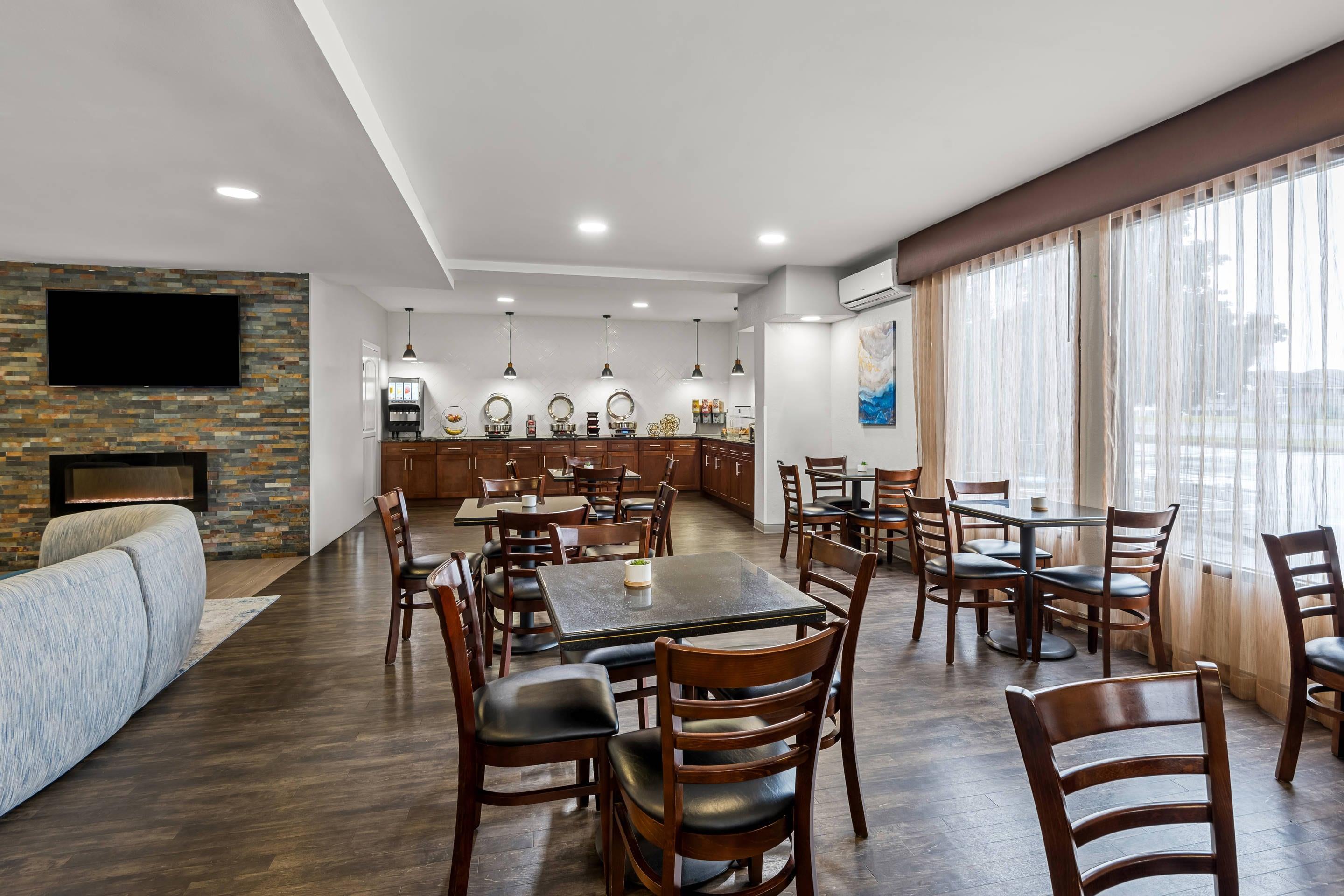 Enjoy breakfast in this seating area | Hotel Concord Syracuse