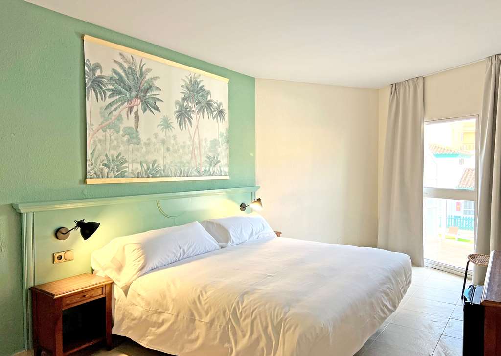 MOON DREAMS FUENGIROLA-guestroom-Guest Room,On-Site.jpg