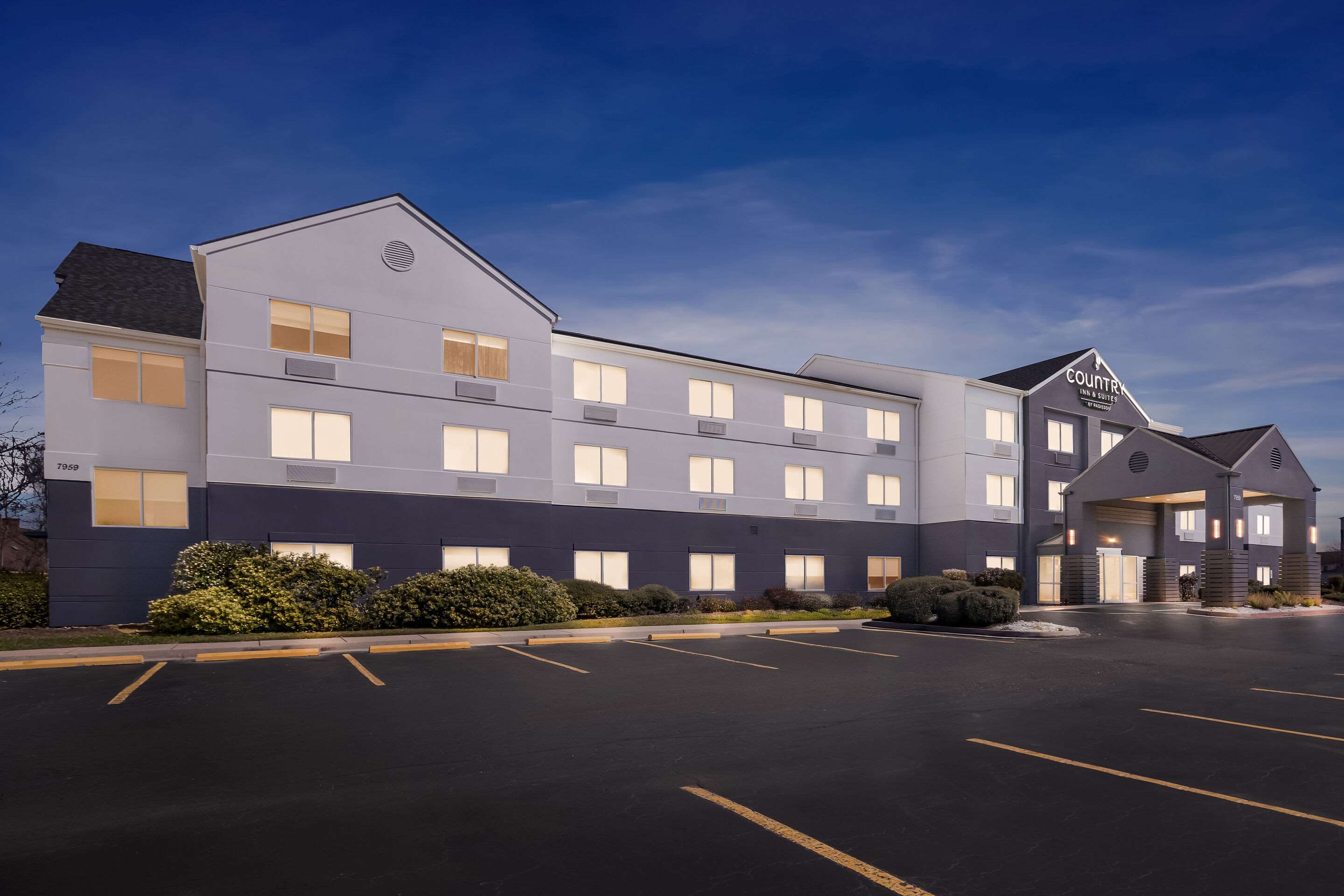 Hotel at night | Baton Rouge Inn & Suites LSU/Medical Corridor