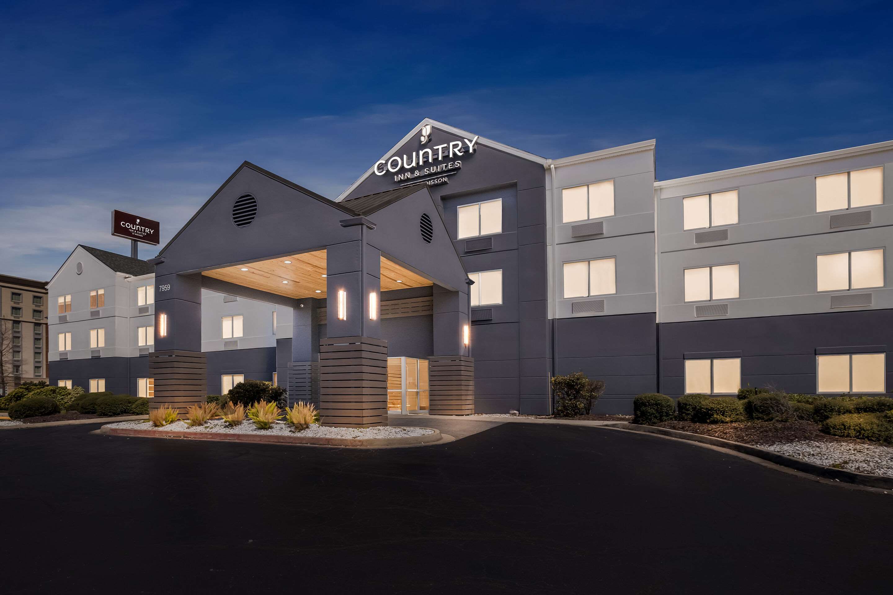 Hotel at night | Baton Rouge Inn & Suites LSU/Medical Corridor