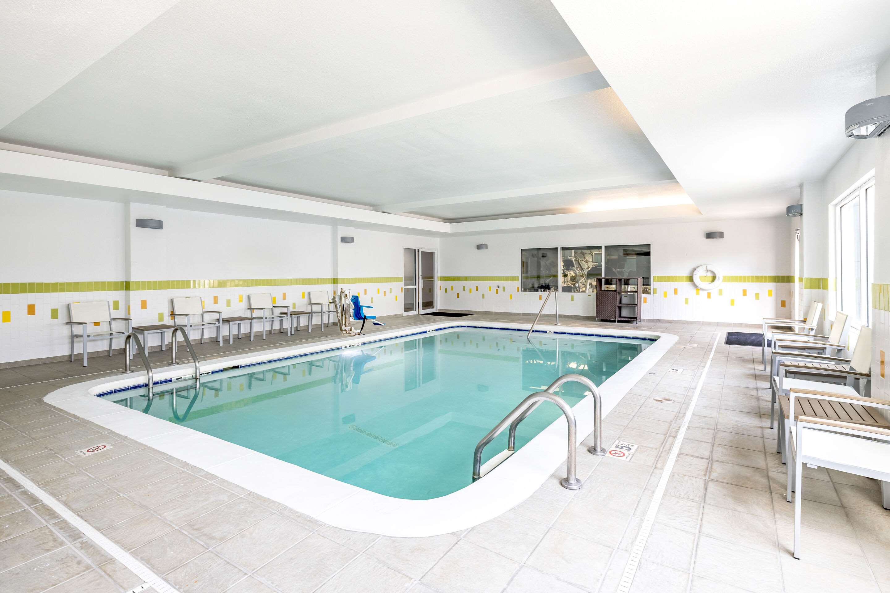 Indoor pool | Baton Rouge Inn & Suites LSU/Medical Corridor