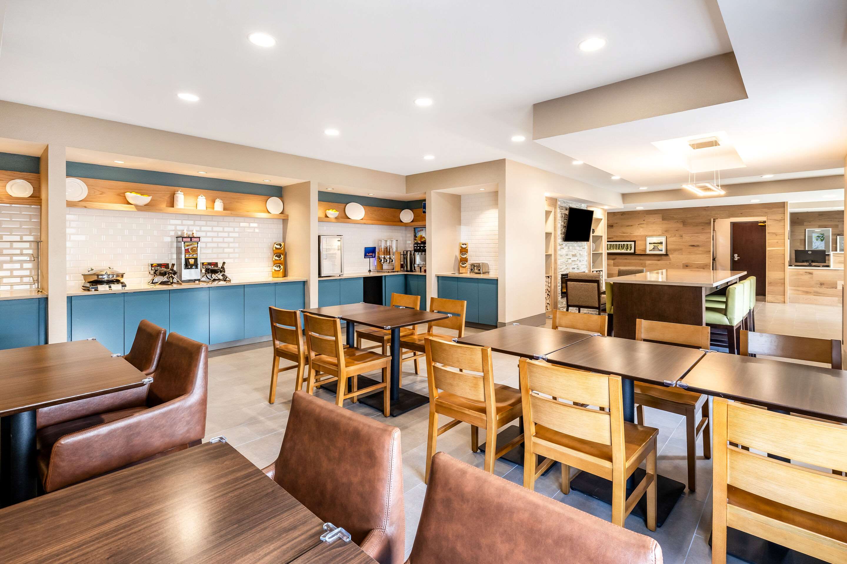 Enjoy breakfast in this seating area | Baton Rouge Inn & Suites LSU/Medical Corridor