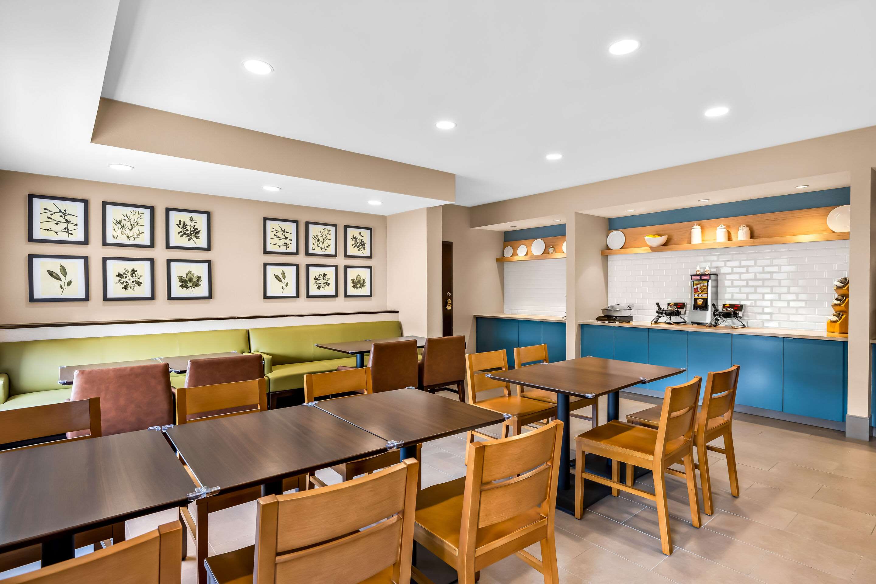 Breakfast area | Baton Rouge Inn & Suites LSU/Medical Corridor