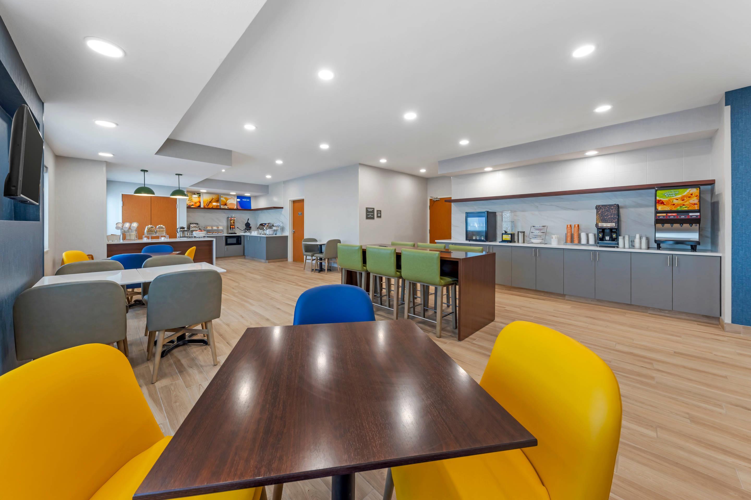 Breakfast area | Comfort Inn & Suites Oklahoma City North - Quail Springs