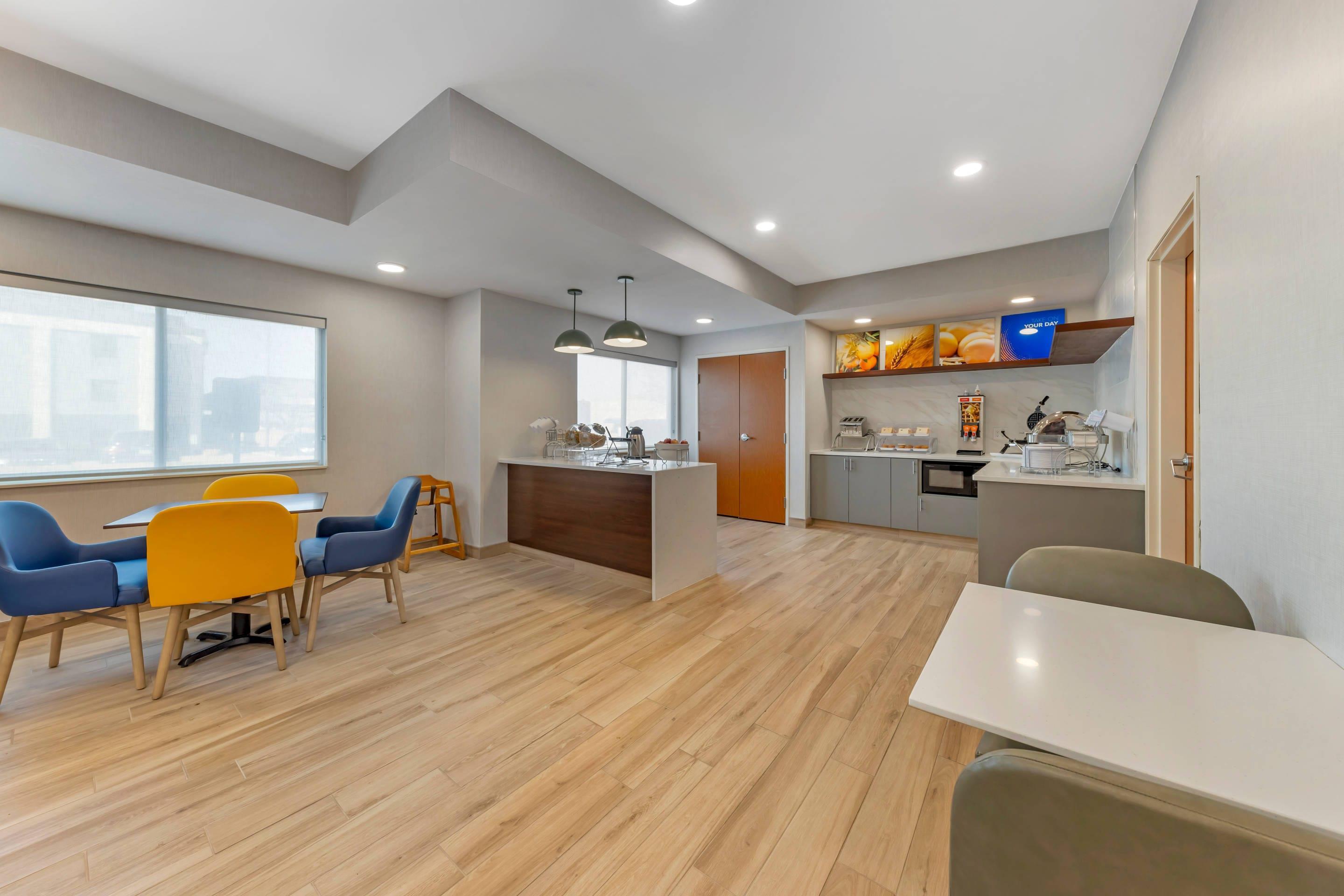 Breakfast area | Comfort Inn & Suites Oklahoma City North - Quail Springs