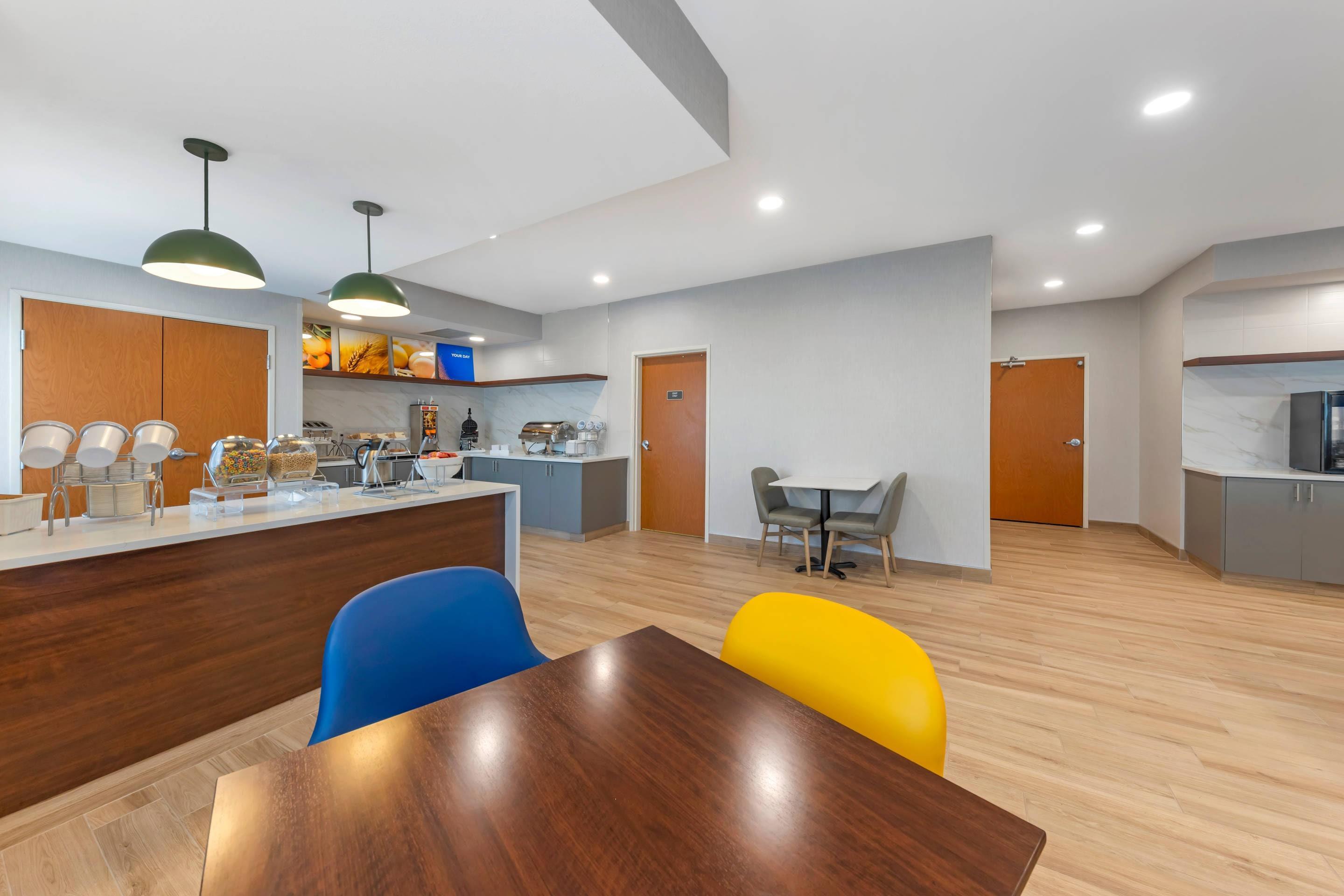 Breakfast area | Comfort Inn & Suites Oklahoma City North - Quail Springs